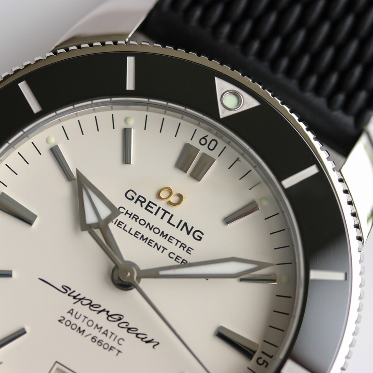 Breitling Superocean Heritage II B20 Automatic 42mm in White Dial on Black Bezel on Rubber Strap-fasswatch