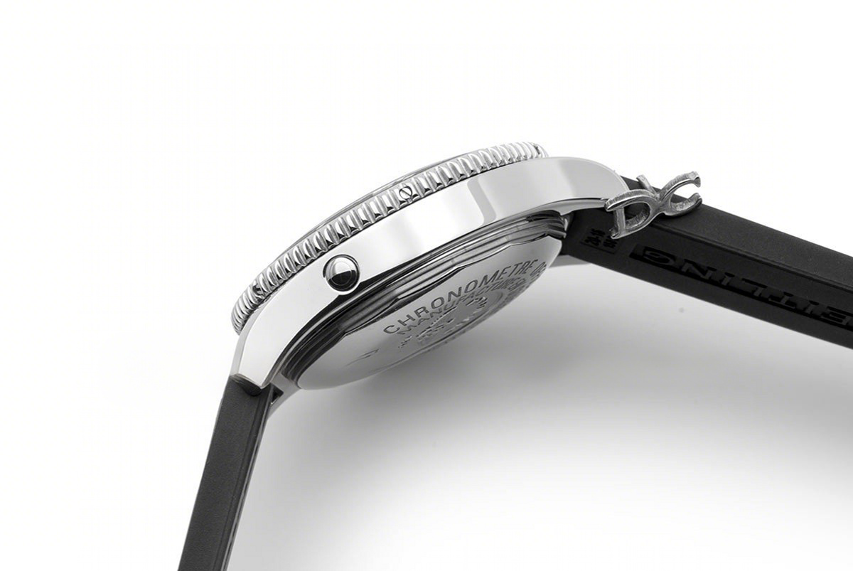 Breitling Superocean II 42 Black/Yellow Dial in Steel-fasswatch