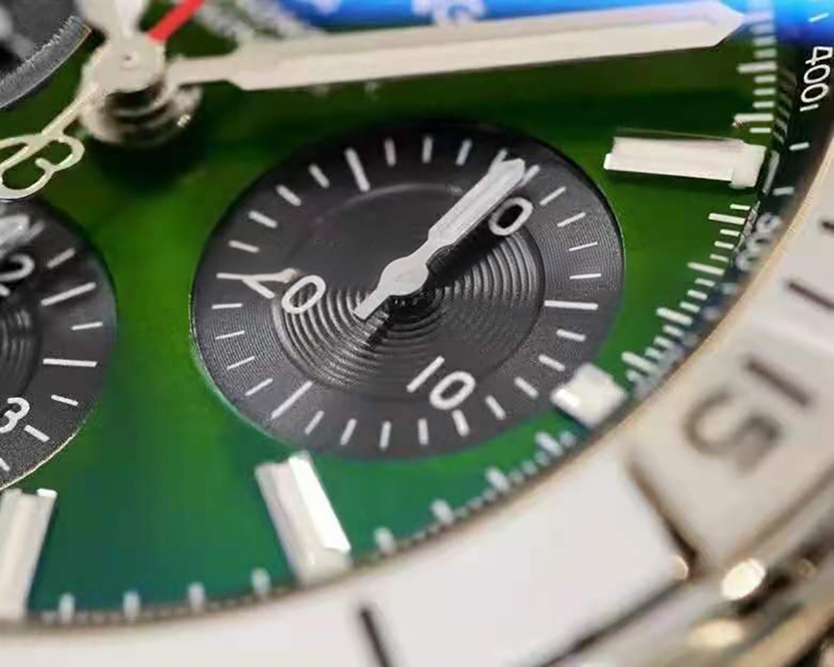 Breitling Chronomat B01 42 Bentley Green Dial Ref AB01343A1L1A1-fasswatch