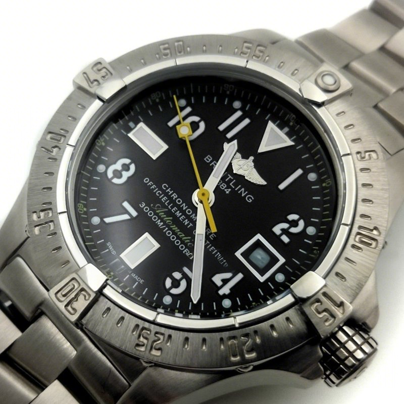 Breitling Avenger Seawolf Code Yellow in Steel-fasswatch