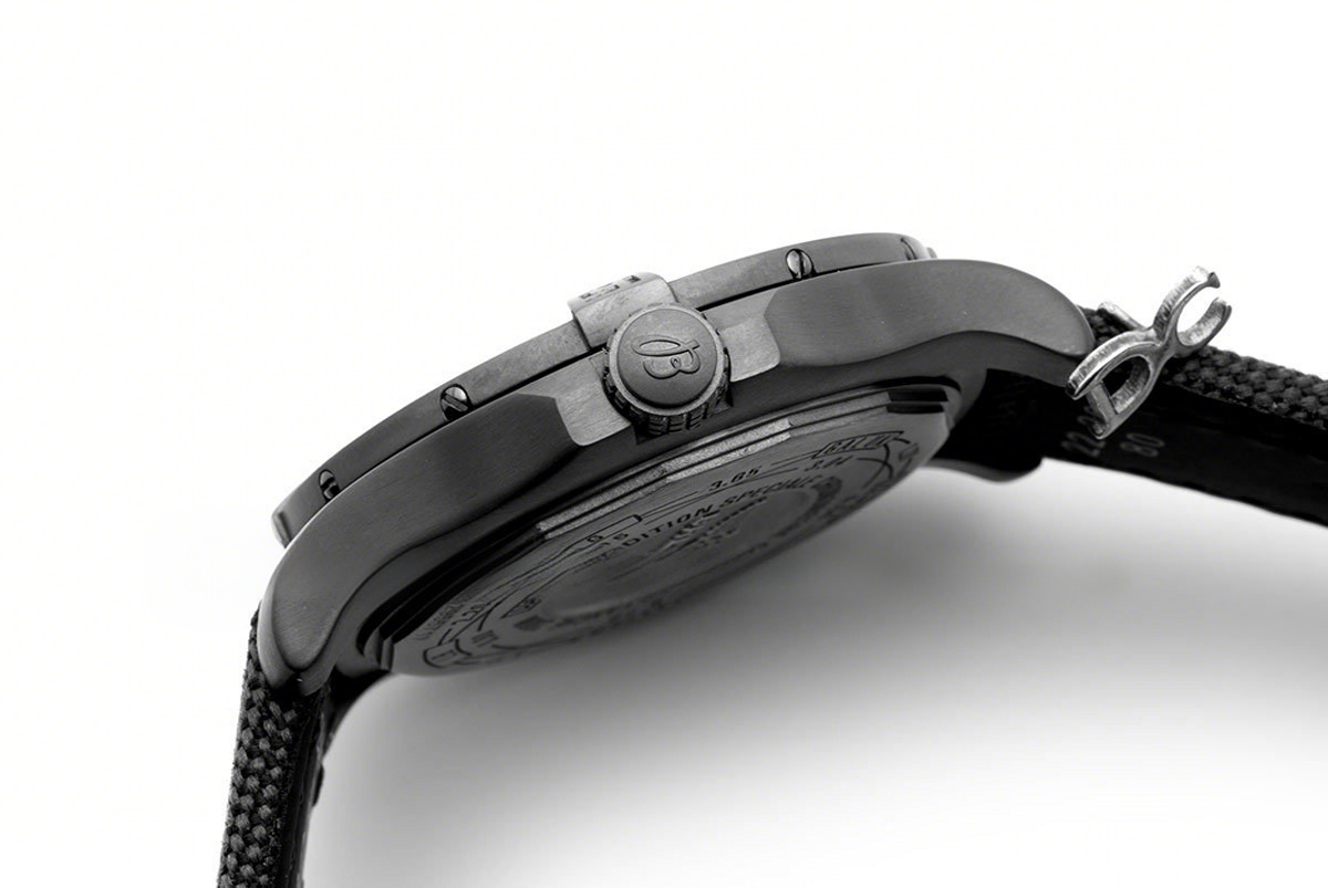 Breitling Avenger Blackbird Black Dial in Titanium Case-fasswatch