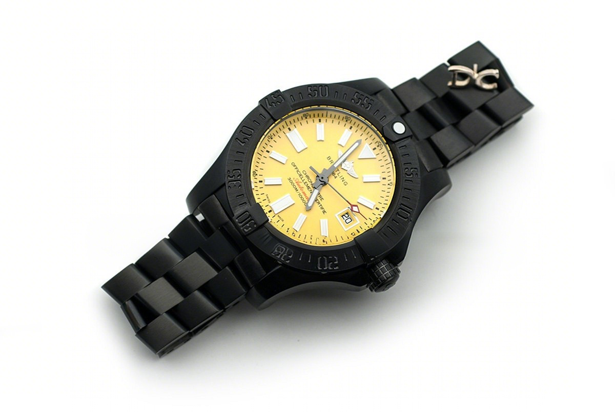 Breitling Avenger II Seawolf Blacksteel Yellow Dial in DLC Steel on Bracelet-fasswatch