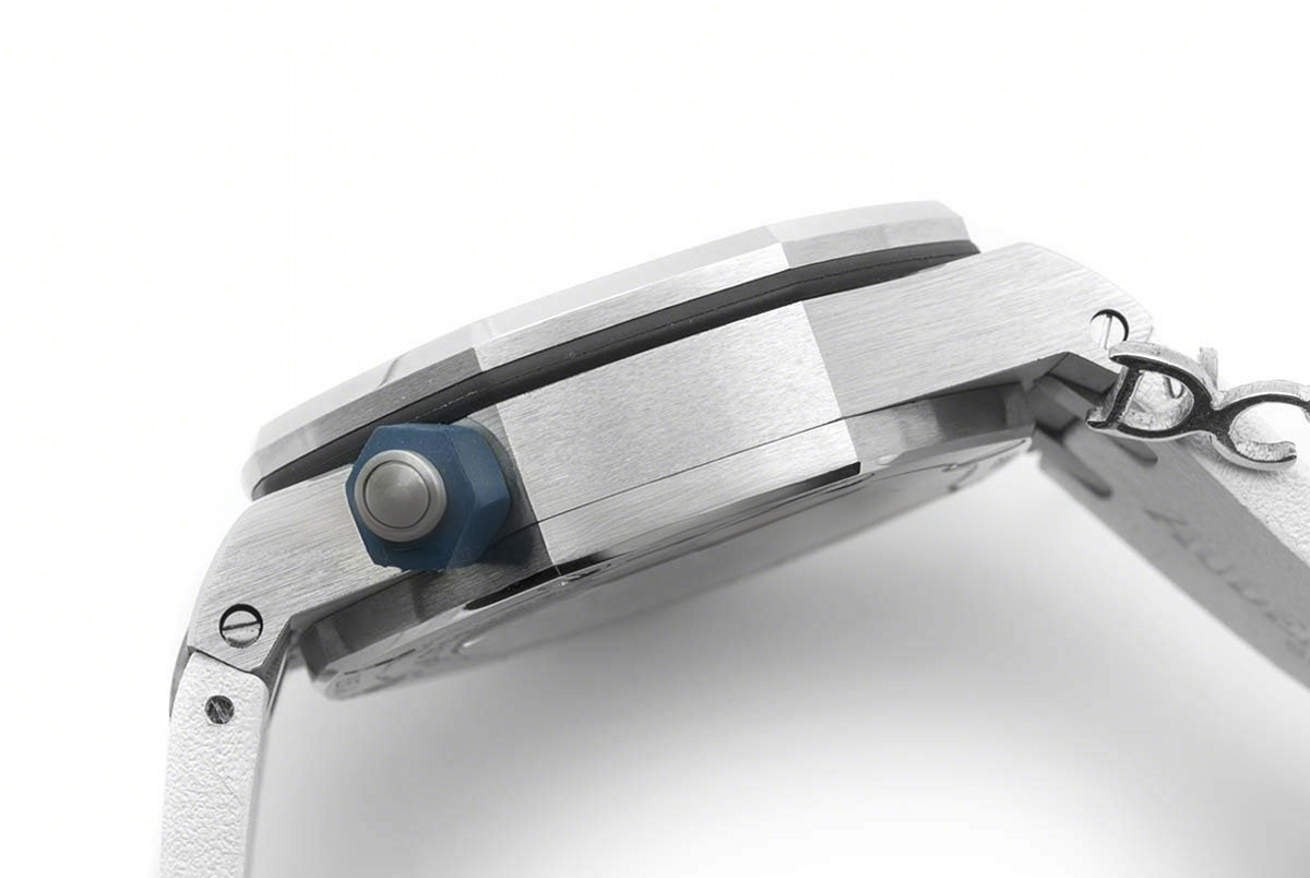 Audemars Piguet Royal Oak Offshore Diver Steel White Dial 15710ST SIHH 2017-fasswatch