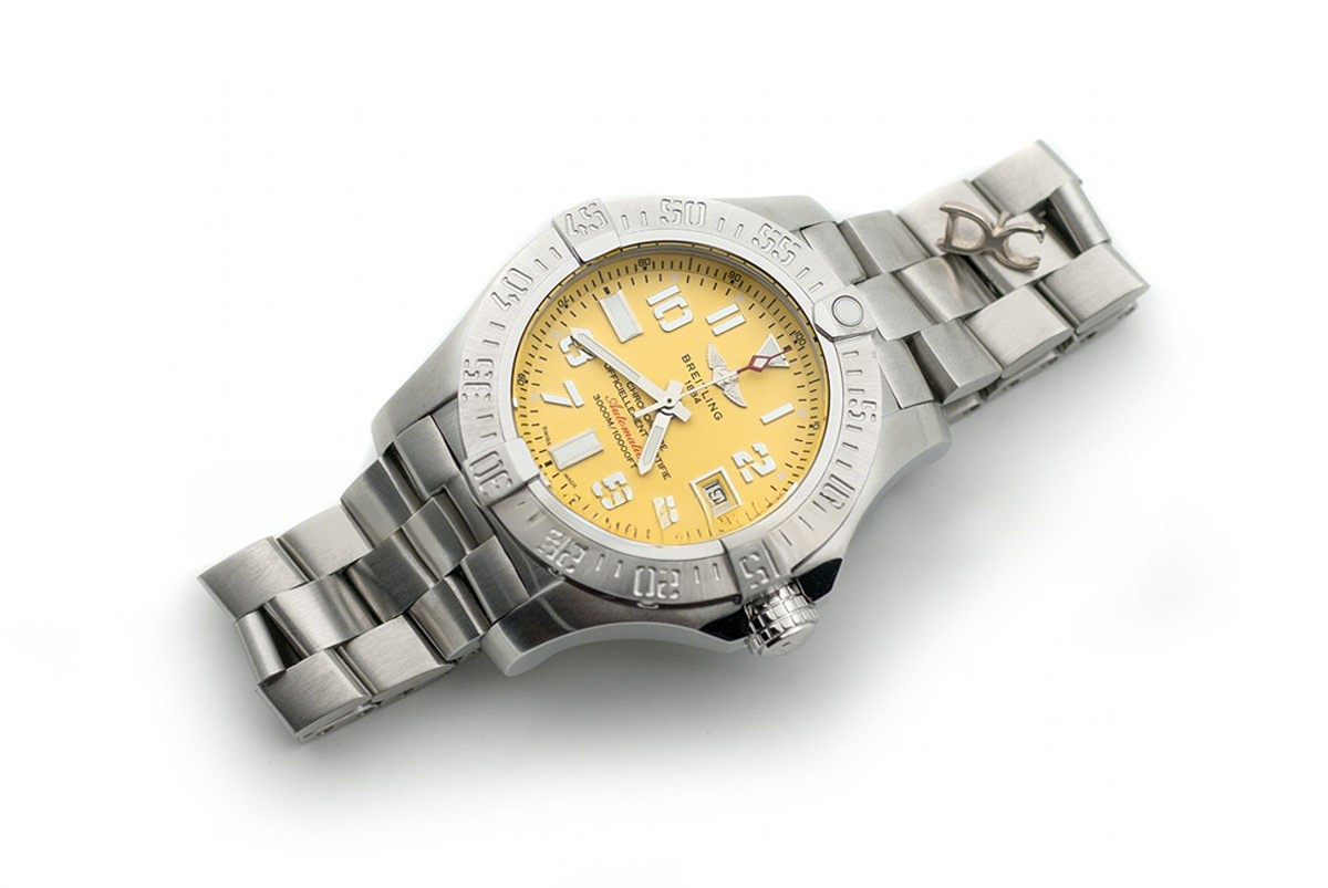Breitling Avenger II Seawolf Yellow Dial in Steel on Bracelet-fasswatch