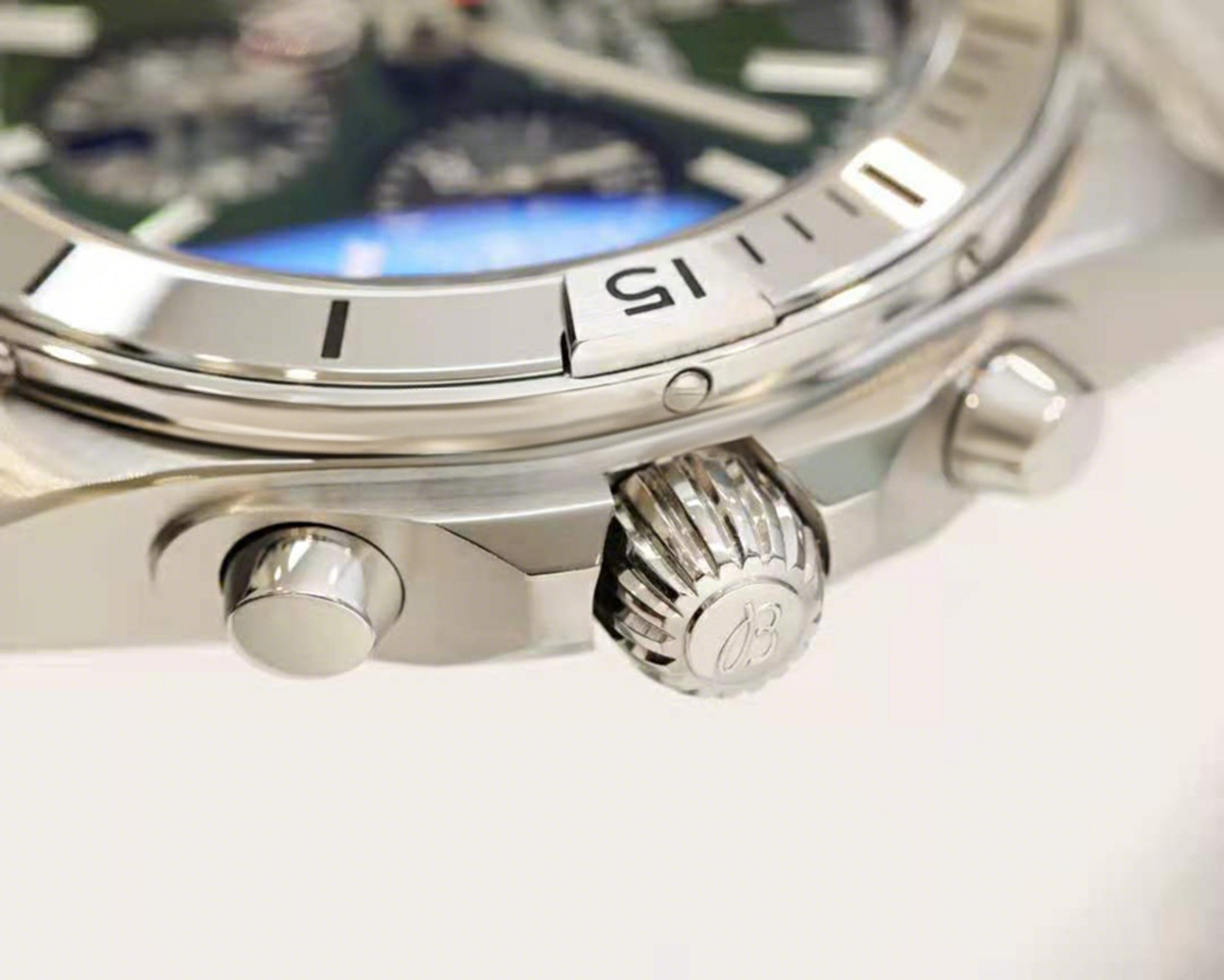 Breitling Chronomat B01 42 Bentley Green Dial Ref AB01343A1L1A1-fasswatch