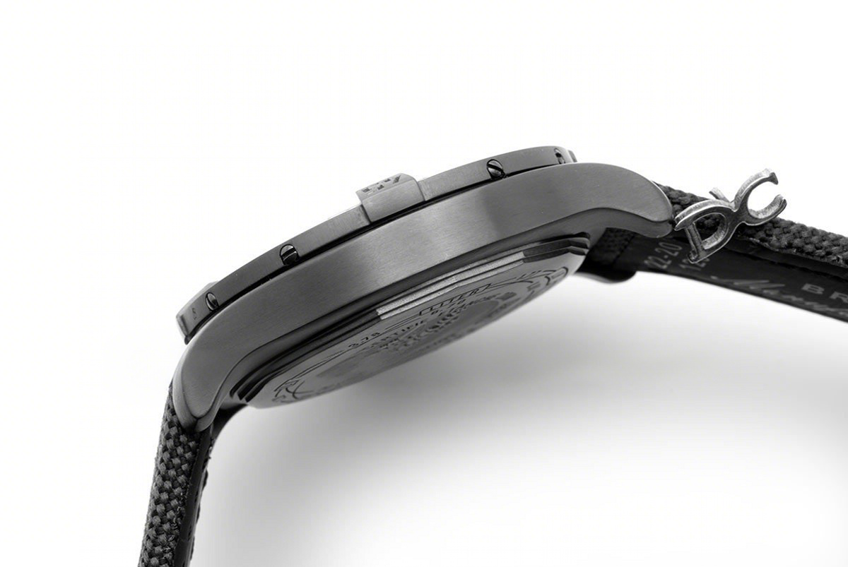 Breitling Avenger Blackbird Black Dial in Titanium Case-fasswatch