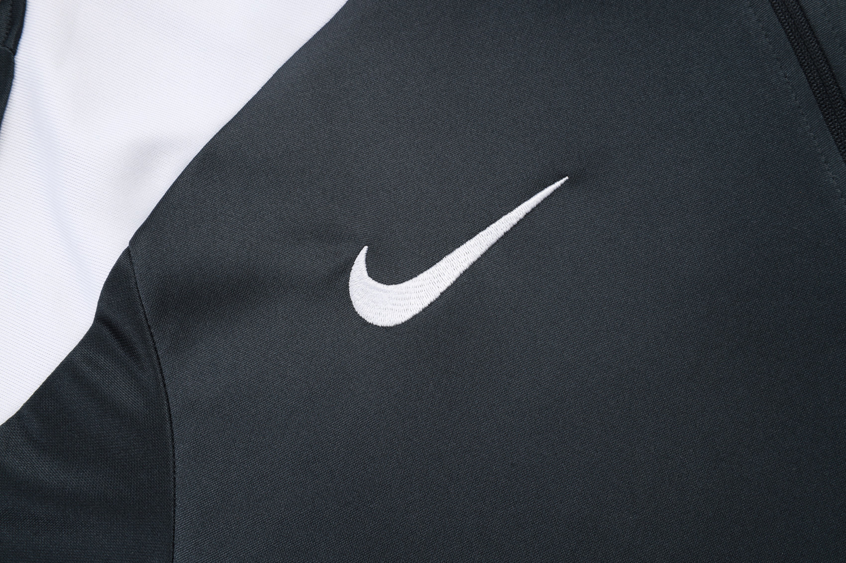 25-26 Chelsea adult long-sleeved half-pull training suit kit: Ajax 24-25 Home Stadium Jersey - Fans Version : Adidas luxuryfootballshirts.com: https://www.luxuryfootballshirts.com/