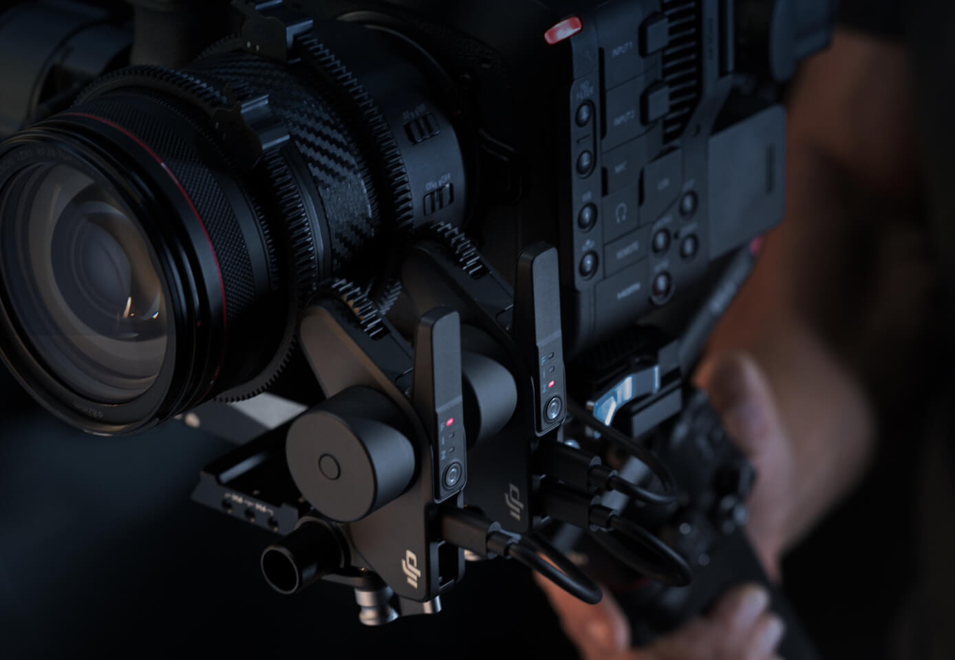 Supports Dual Focus & Zoom Motors With Remote Control
Get precision focus and zoom simultaneously by installing two Focus Pro Motors. [5] Pair with the Focus Pro Hand Unit and High-Bright Remote Monitor [2] and get refined remote gimbal and focus control.