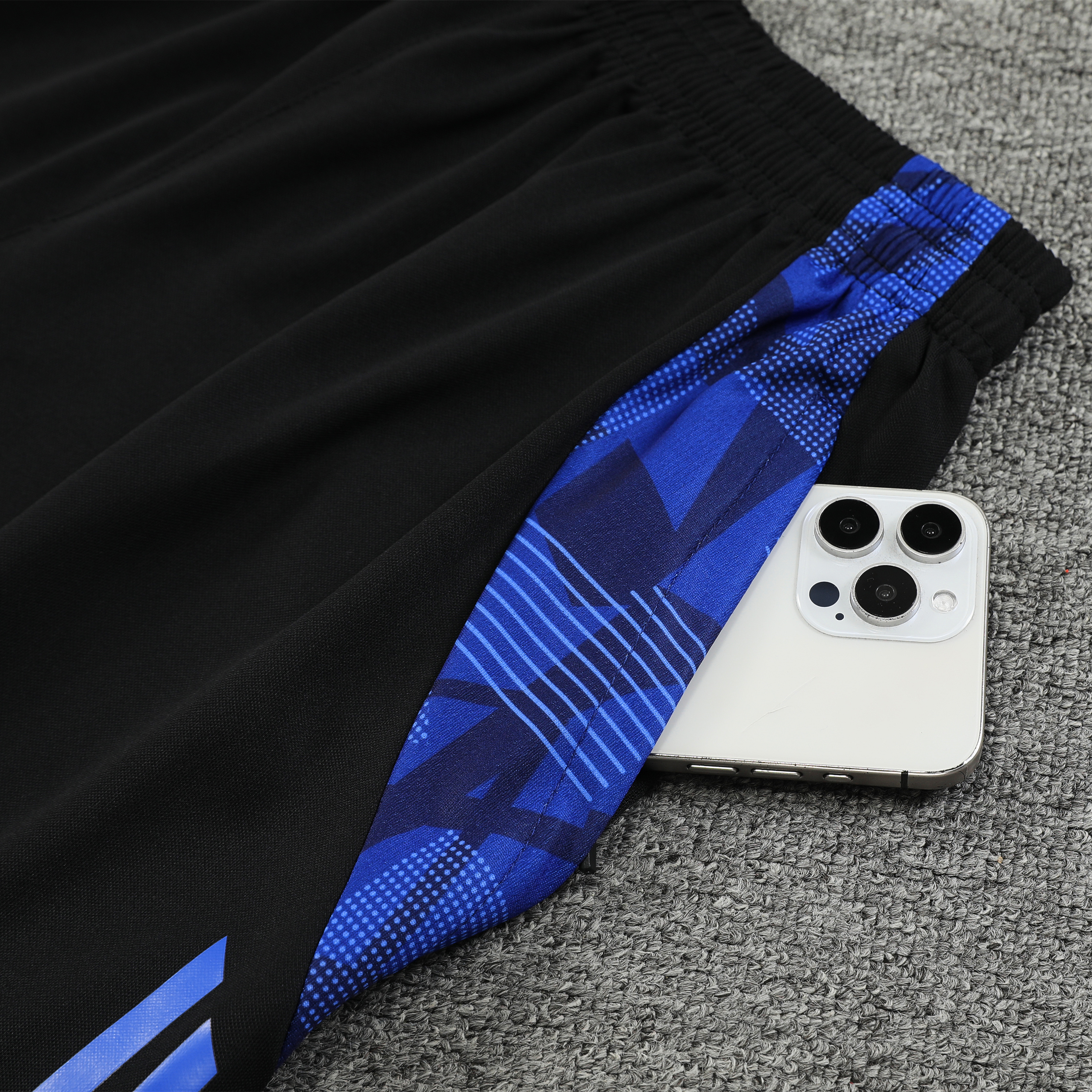 ManixJersey.com | Manchester United 24-25 Short-Sleeve Training Set - Pink Top and Black Shorts -Customize Name, Number and Patch | Worldwide Shipping