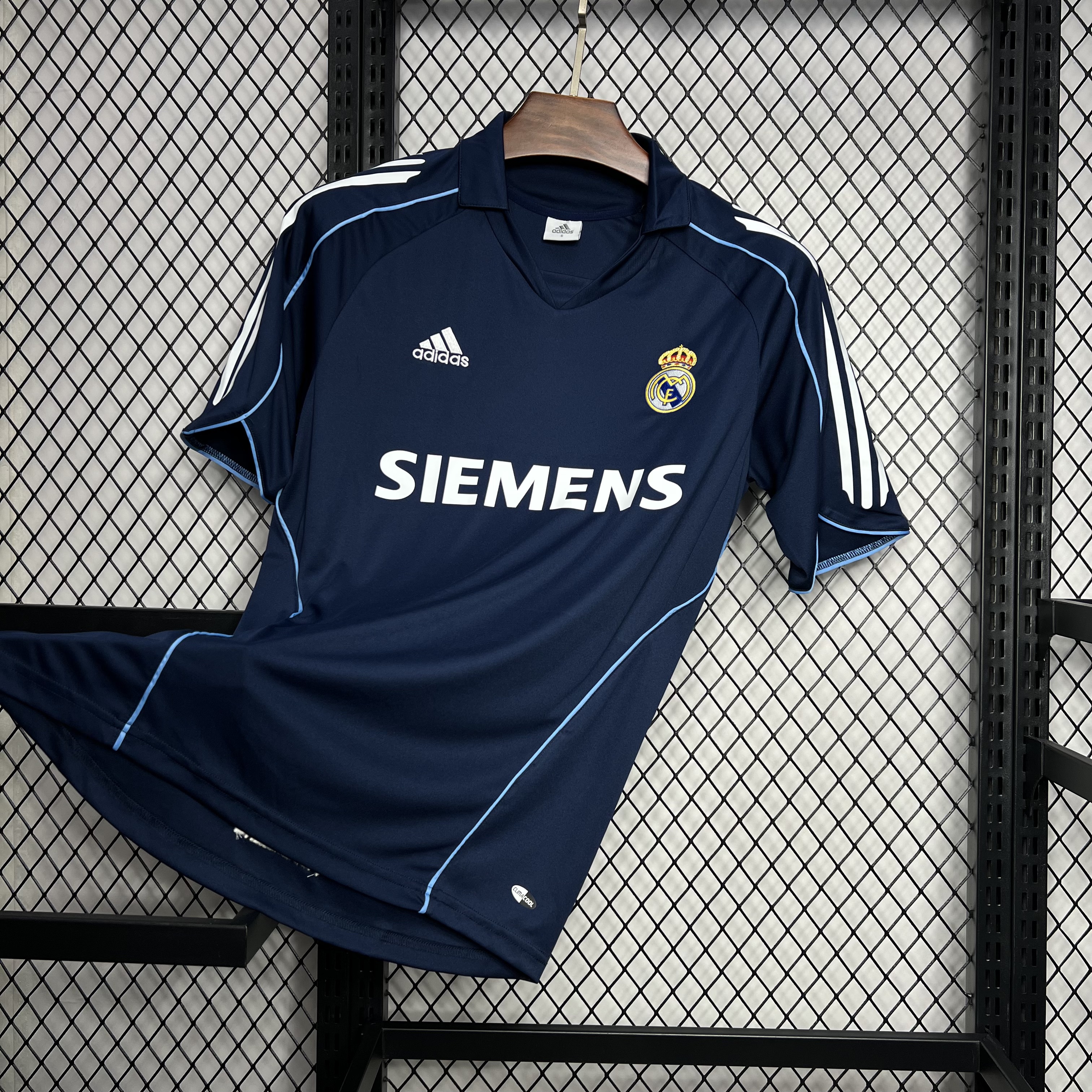 ManixJersey.com | Retro Real Madrid 05-06 Away Jersey -Customize Name, Number and Patch | Worldwide Shipping