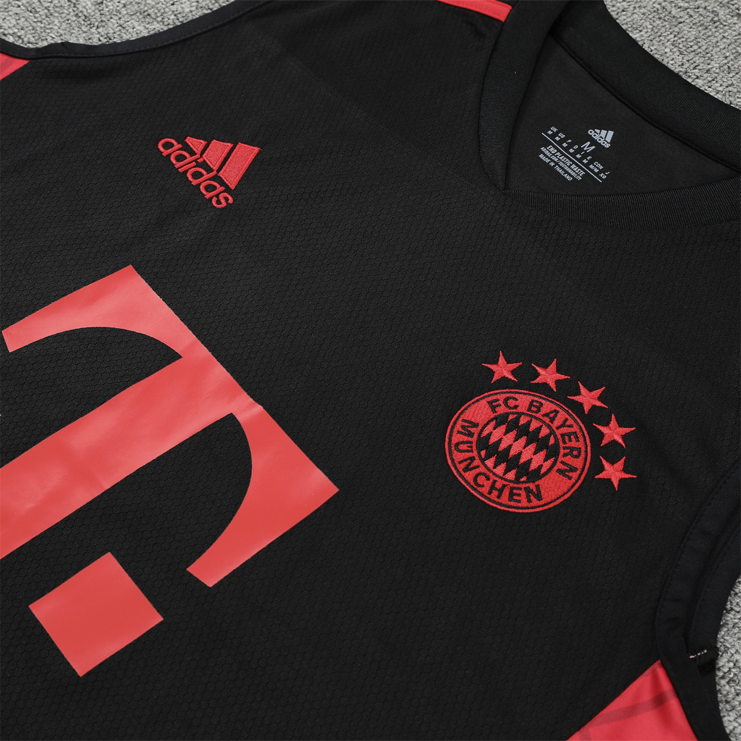 Bayern Munich 23-24 Black & Red Training Vest Suit:football jersey mysite: unitedjerseyfootball 邓江浪:football