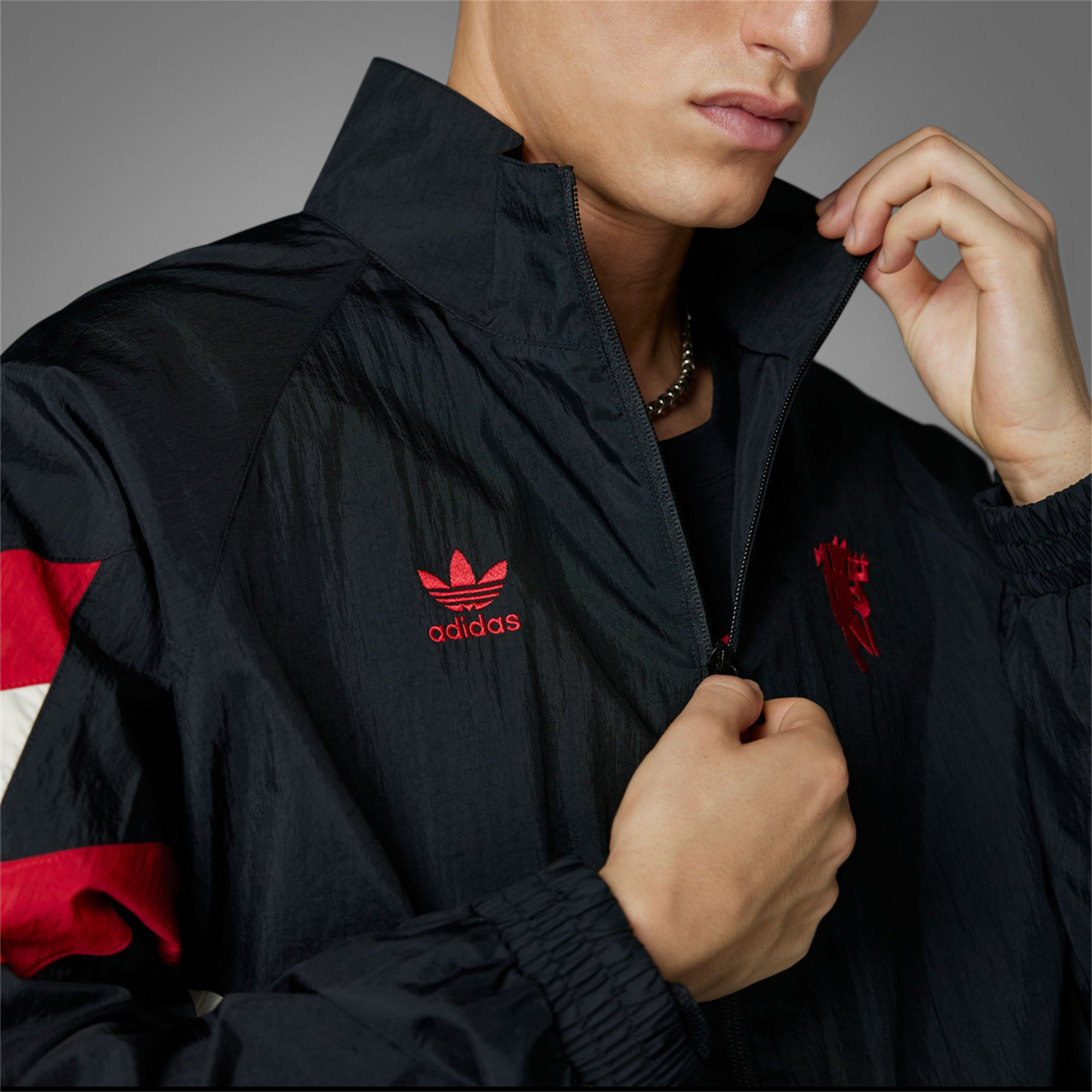 ManixJersey.com | Manchester United 24-25 Black Throwback Windbreaker Suit - Jackets & Pants -Customize Name, Number and Patch | Worldwide Shipping