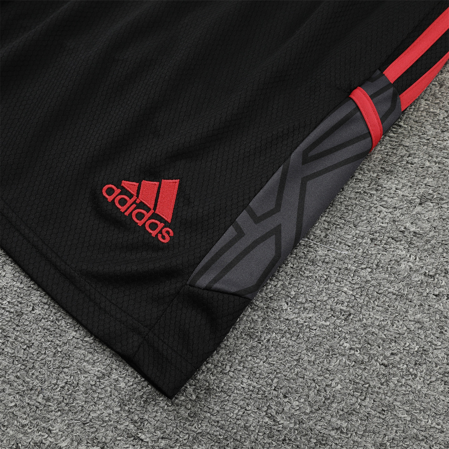 Bayern Munich 23-24 Black & Red Training Vest Suit:football jersey mysite: unitedjerseyfootball 邓江浪:football