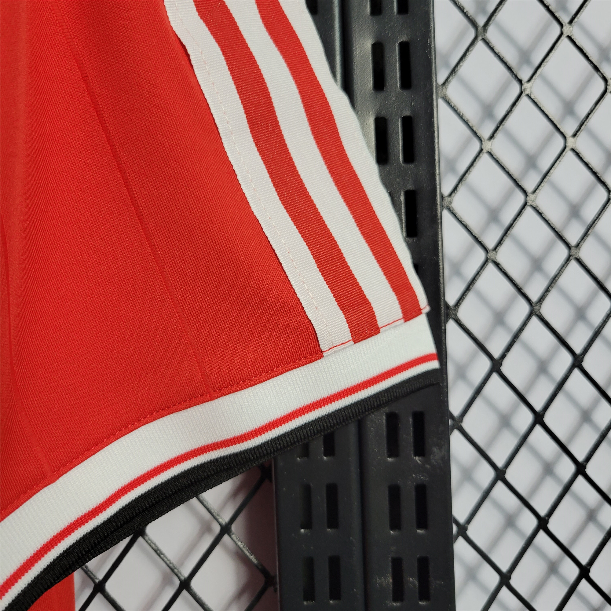 ManixJersey.com | Retro Manchester United 83-84 Home Stadium Jersey -Customize Name, Number and Patch | Worldwide Shipping