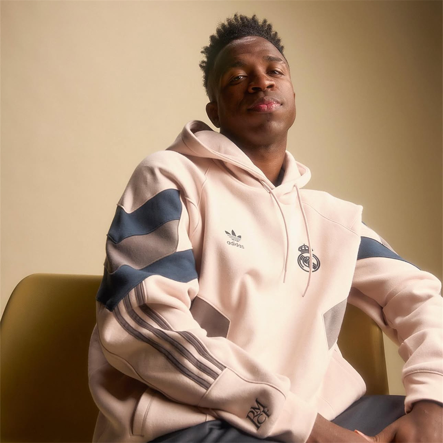 JerseysGala.com | Real Madrid 24-25 Fleece-Lined Training Hoodie Set - Light Pink Hoodie and Deep Grey Pants -Customize Name, Number and Patch | Worldwide Shipping