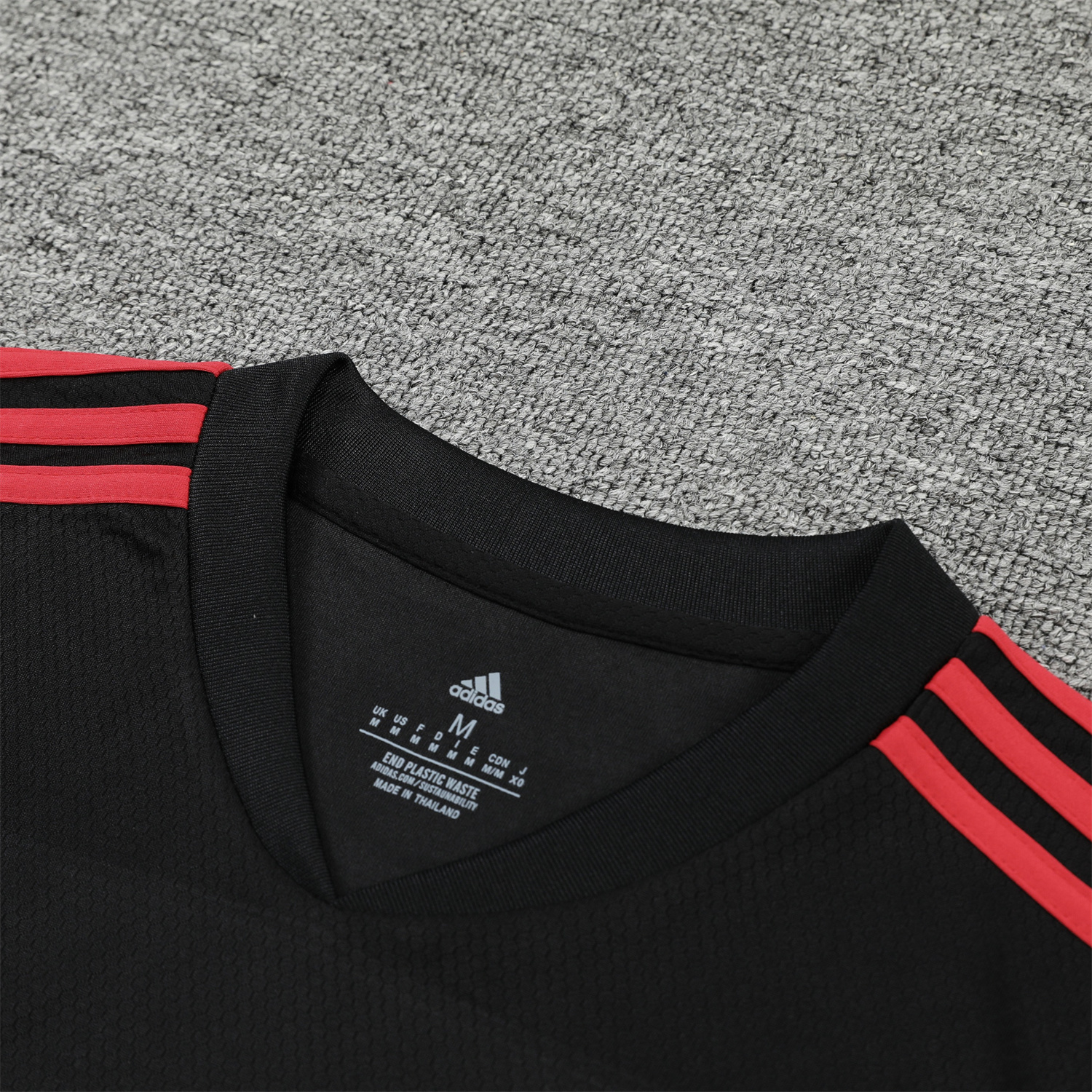 Bayern Munich 23-24 Black & Red Training Vest Suit:football jersey mysite: unitedjerseyfootball 邓江浪:football