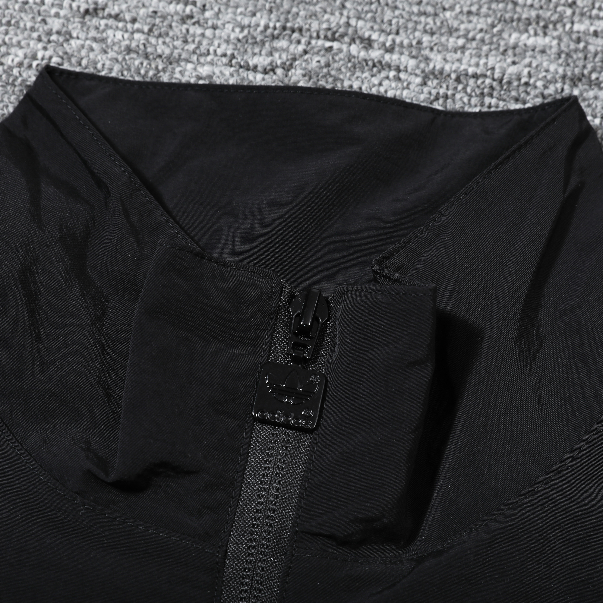 ManixJersey.com | Manchester United 24-25 Black Throwback Windbreaker Suit - Jackets & Pants -Customize Name, Number and Patch | Worldwide Shipping