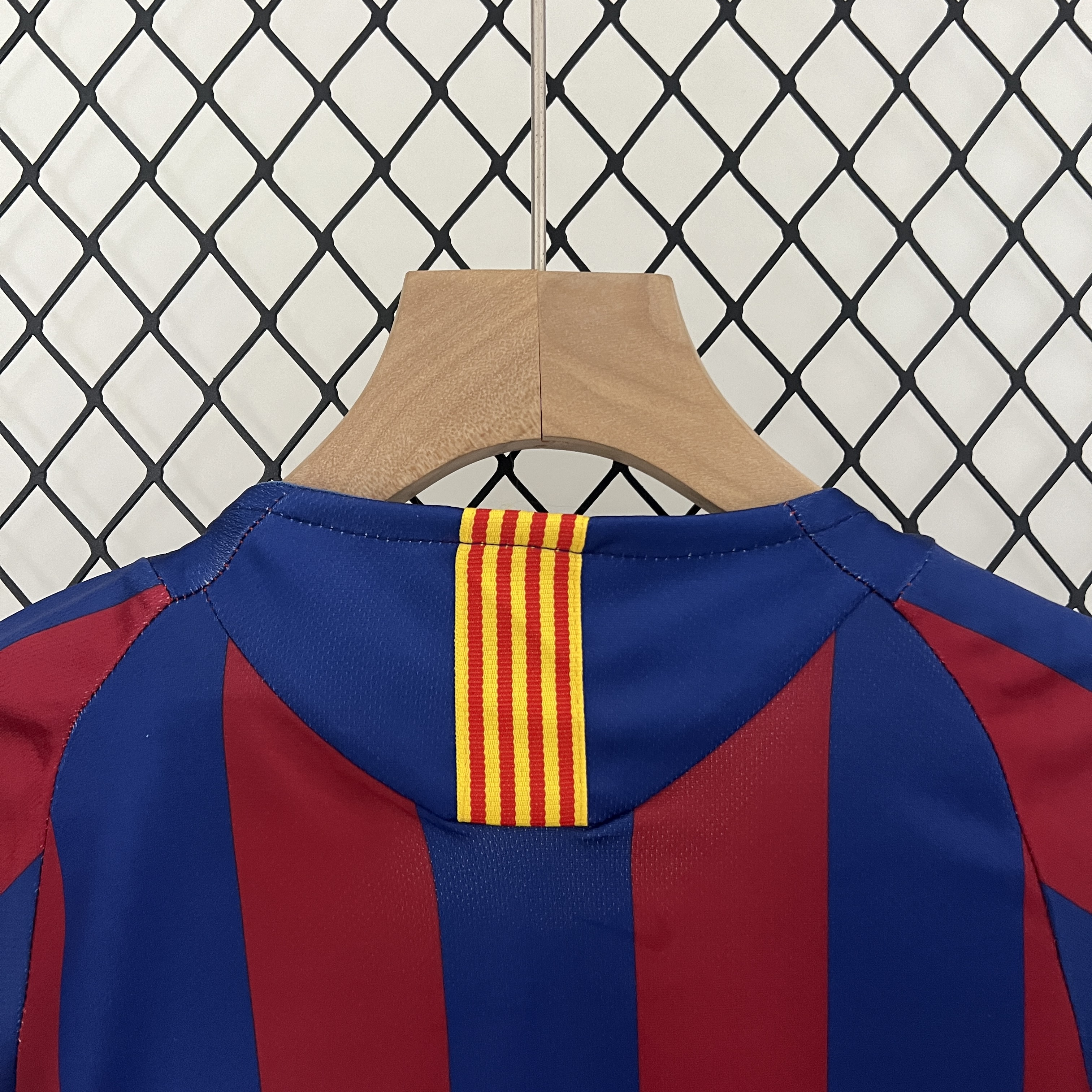 GlobeJersey-Retro Barcelona 2005-06 Home Stadium Kids Kit