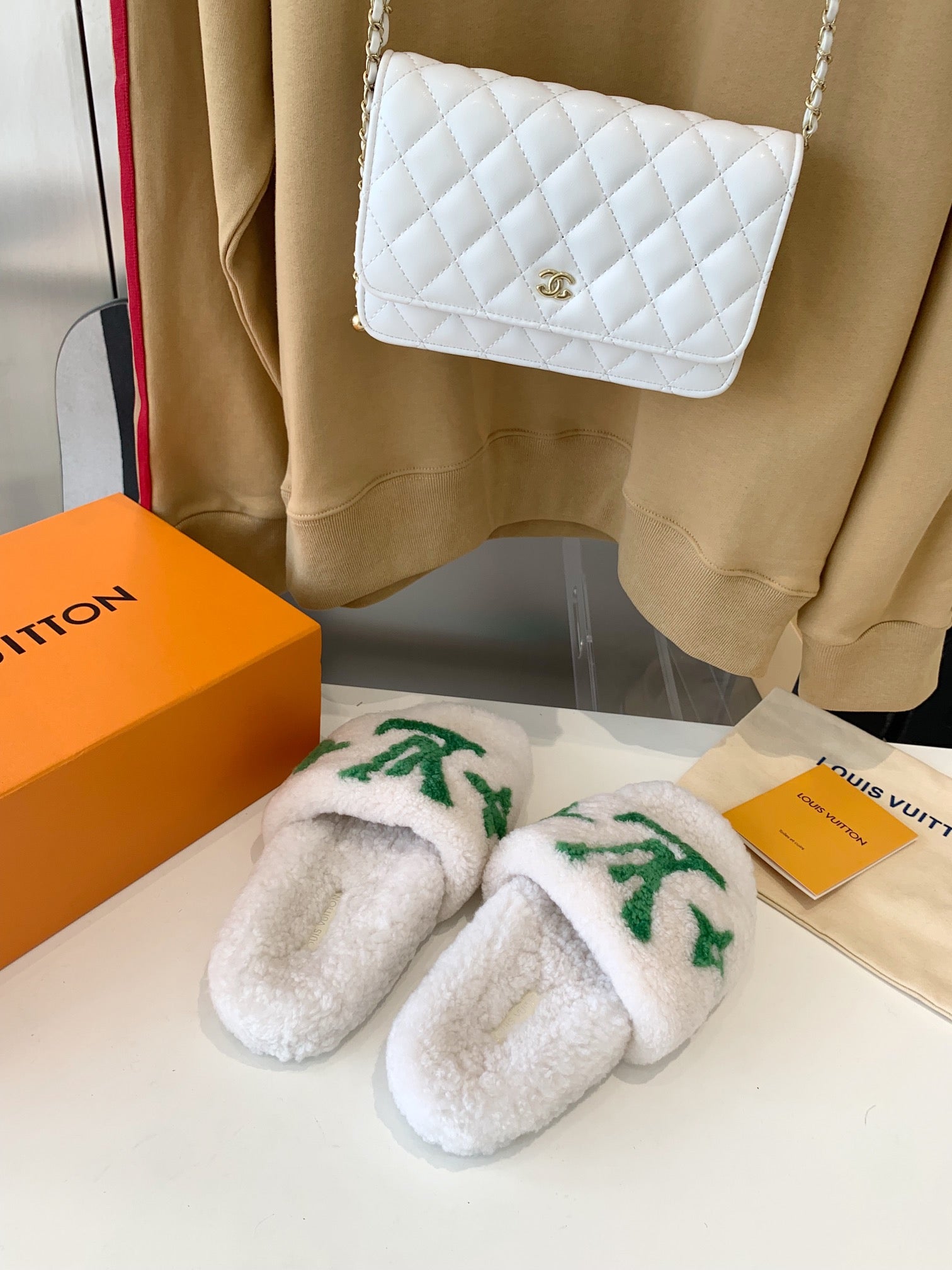 LV WOMEN'S PASEO FLAT SLIPPER IN WHITE FLEECE WITH GREEN LOGO、mysite、Cacoeks