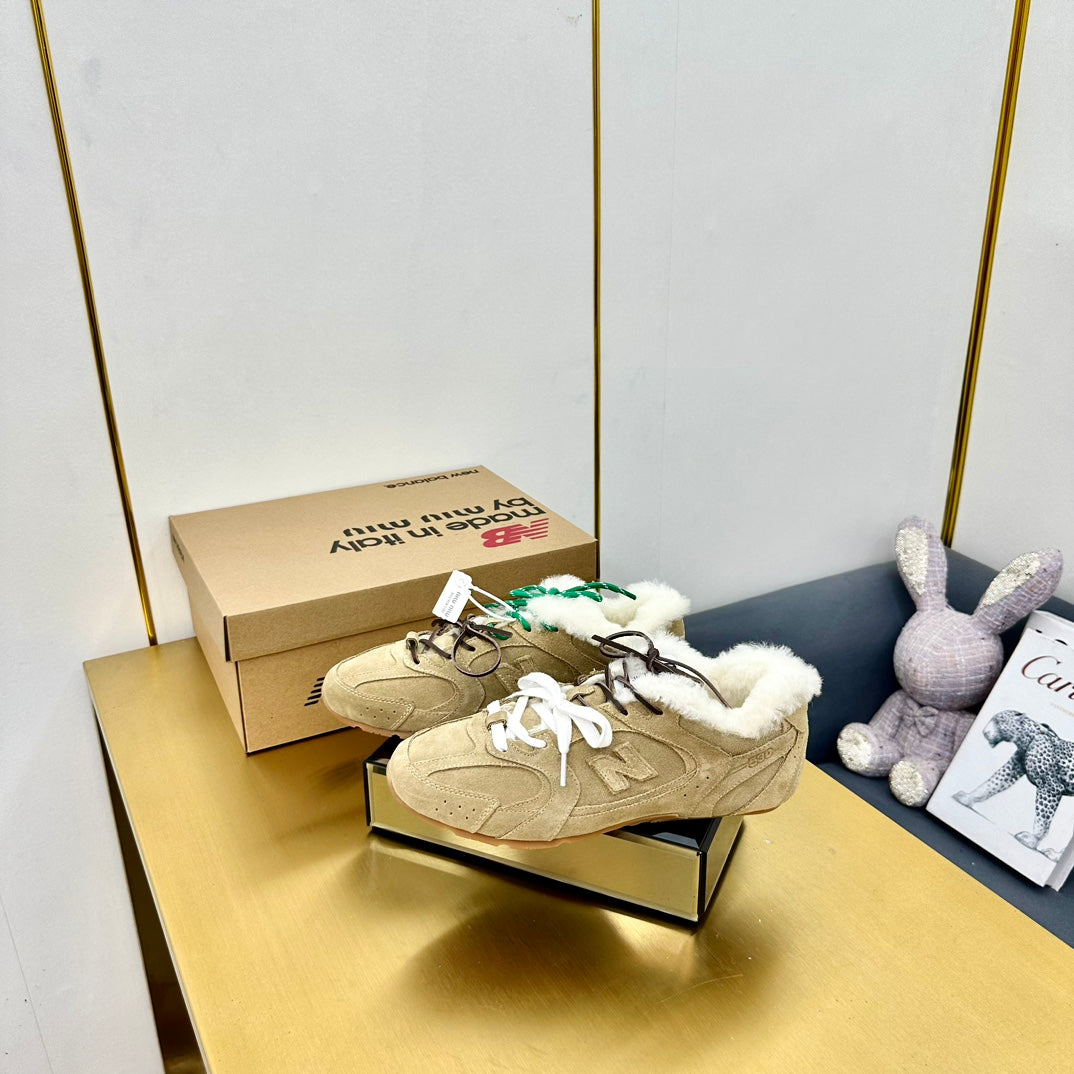 MIUXNB 530 SNEAKERS IN DARK BEIGE SUEDE SHEARLING、mysite、Cacoeks