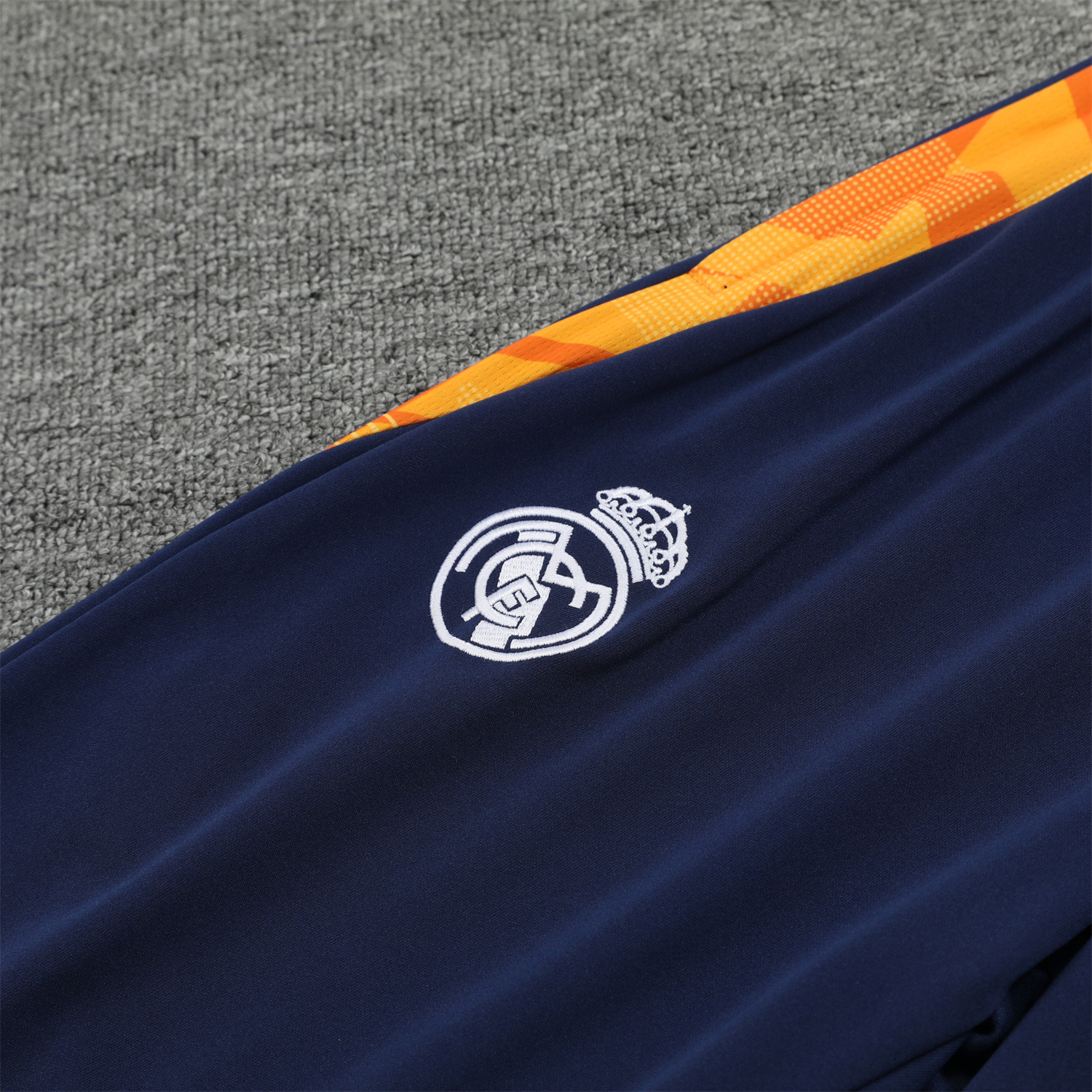 ManixJersey.com | Real Madrid 24-25 Training Hoodie Set - White Hoodie and Deep Blue Pants -Customize Name, Number and Patch | Worldwide Shipping