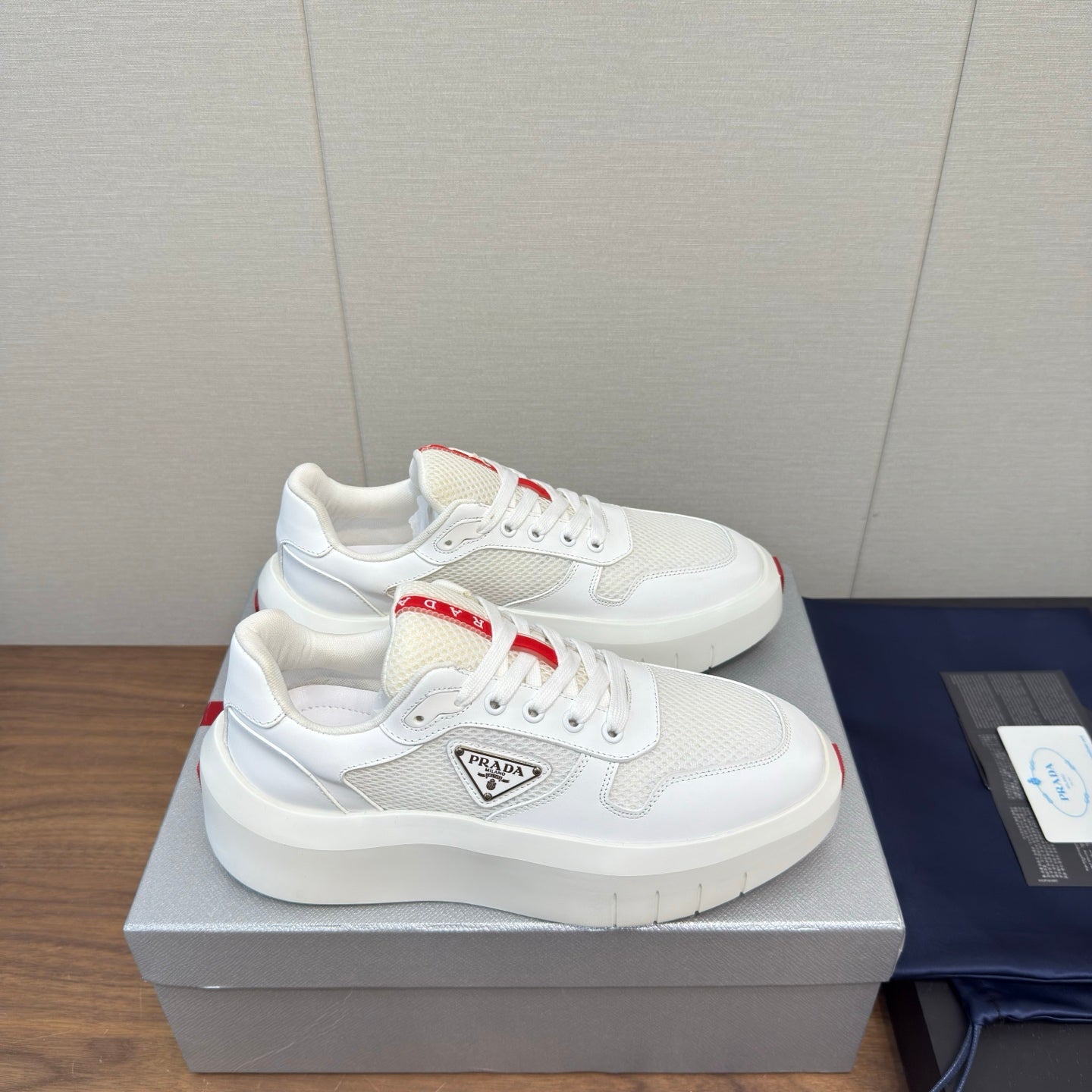 PRADA 25S SPORTY STYLE MEN SNEAKERS LOGO 45MM IN WHITE AND RED CALFSKIN、mysite、Cacoeks