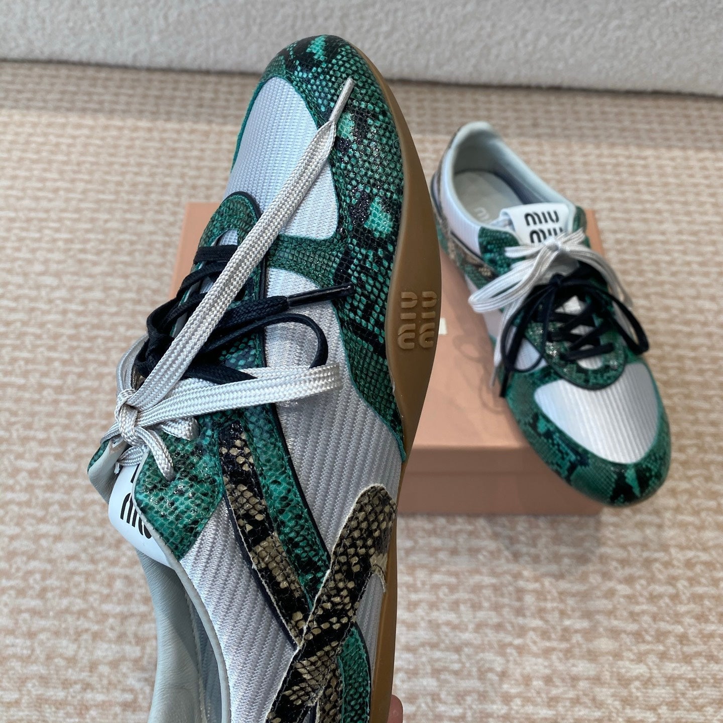 GYMNASIUM SNEAKER IN SILVER FABRIC AND DARK GREEN SNAKE EFFECT CALFSKIN、mysite、Cacoeks