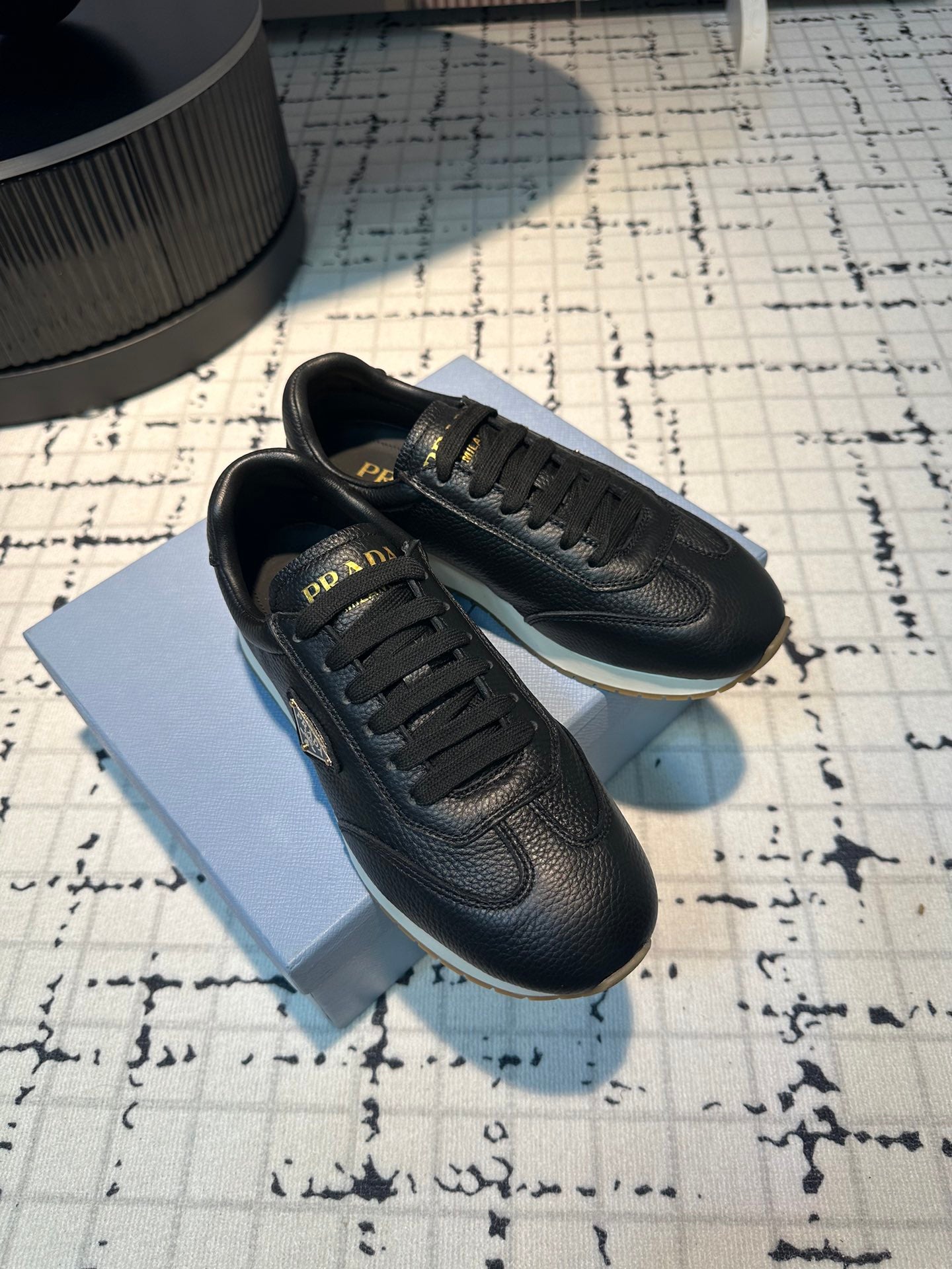 PRA TRIANGLE LOGO SNEAKERS BLACK CALFSKIN、mysite、Cacoeks