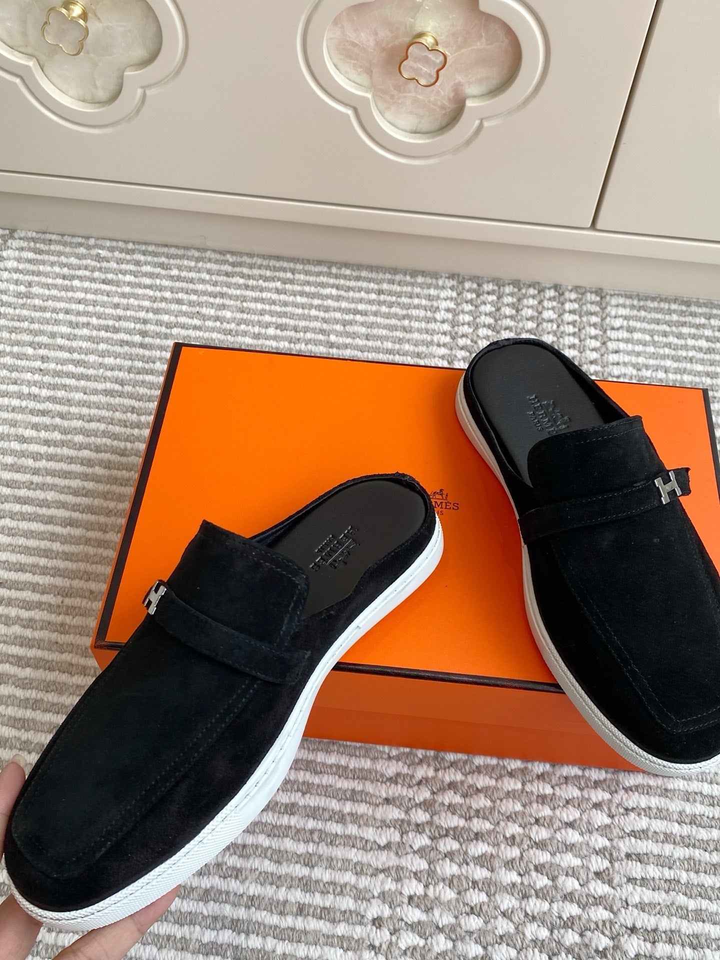 HM 25S MULES IN BLACK SUEDE WITH SILVER HARDWARE、mysite、Cacoeks