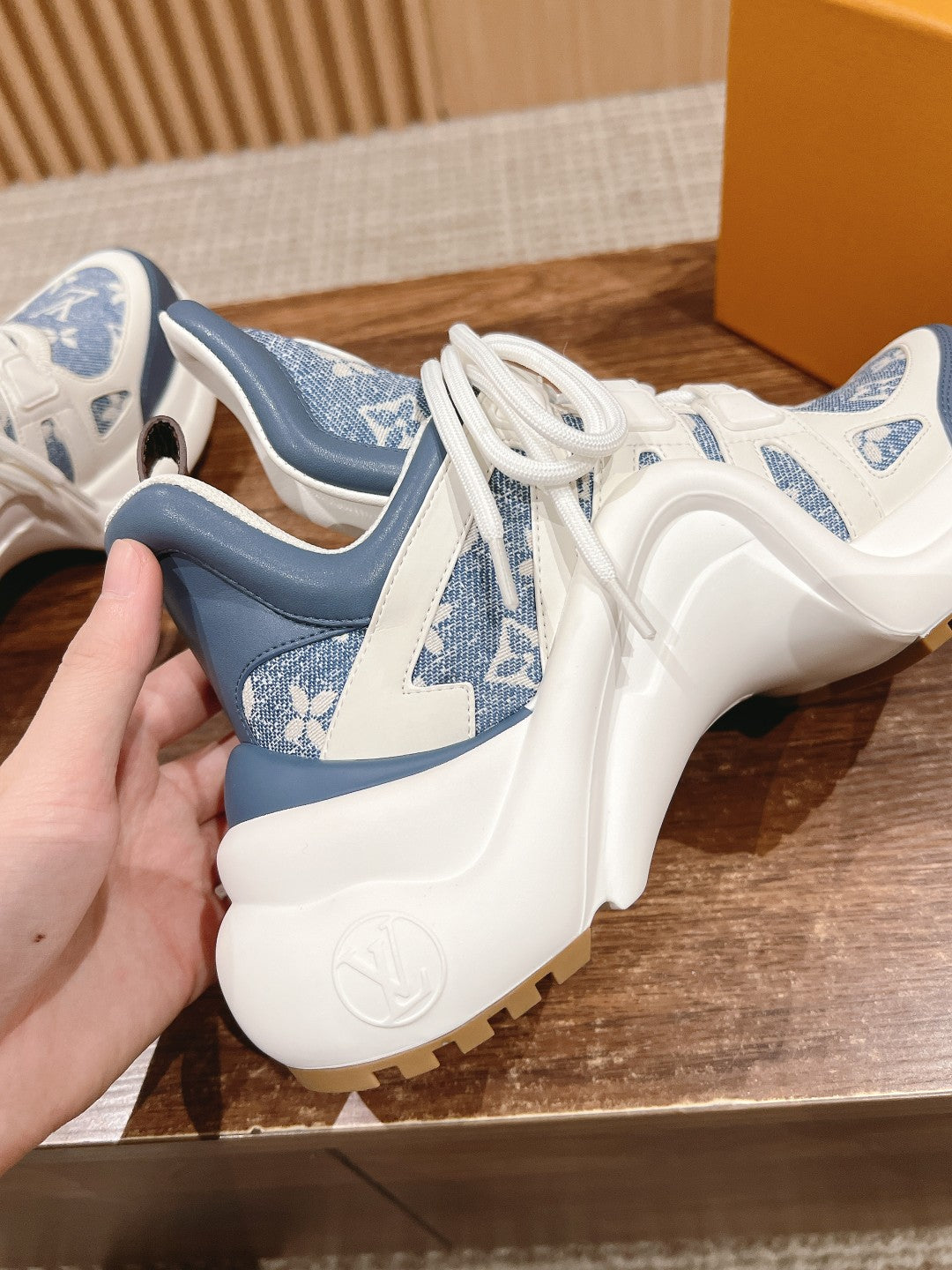 LV ARCHLIGHT SNEAKER IN WHITE MIX AEGEAN BLUE CALFSKIN AND MONOGRAM DENIM、mysite、Cacoeks