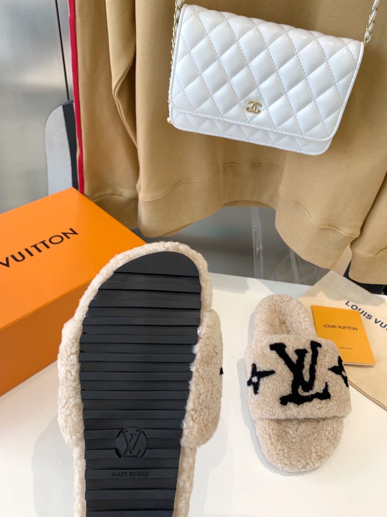 LV WOMEN'S PASEO FLAT SLIPPER IN TAN BROWN FLEECE WITH BLACK LOGO、mysite、Cacoeks