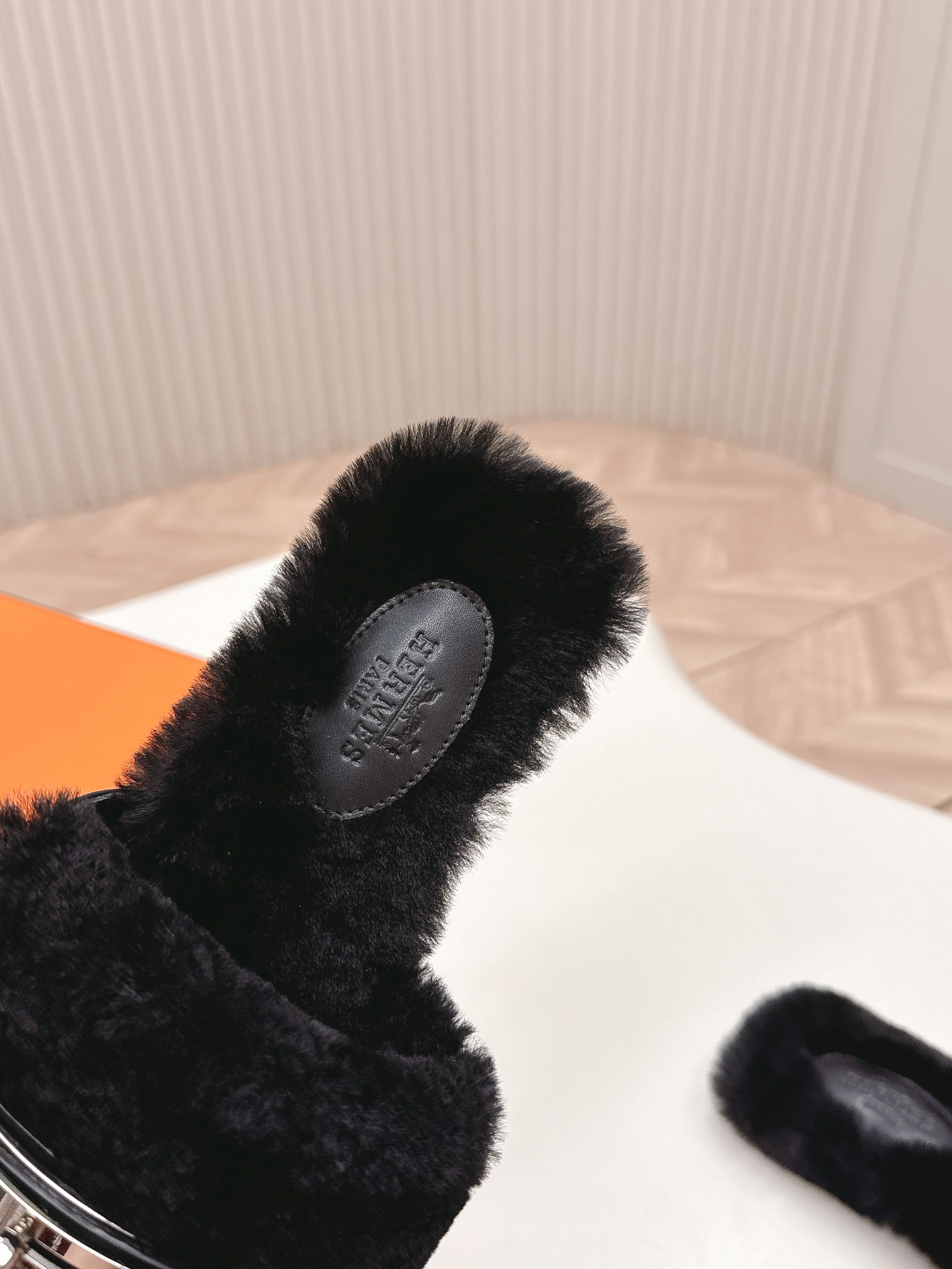 HM 25S ORAN SANDAL IN BLACK SHEARLING WITH SILVER HARDWARE、mysite、Cacoeks