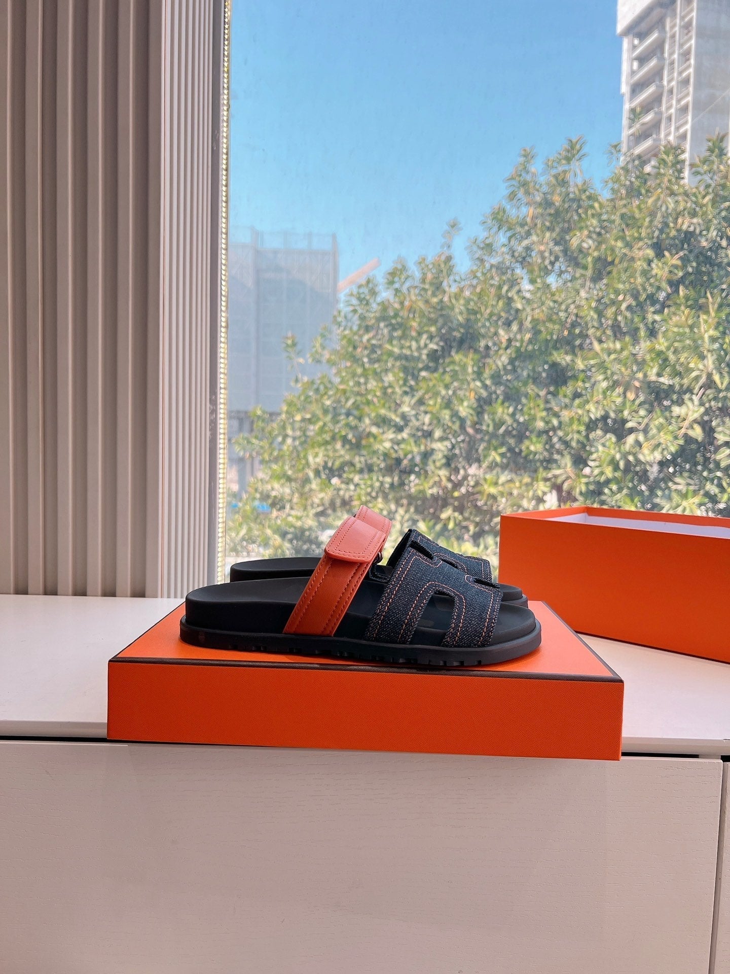 CHYPRE SANDAL IN BLACK DENIM AND VIVID ORANGE CALFSKIN、mysite、Cacoeks