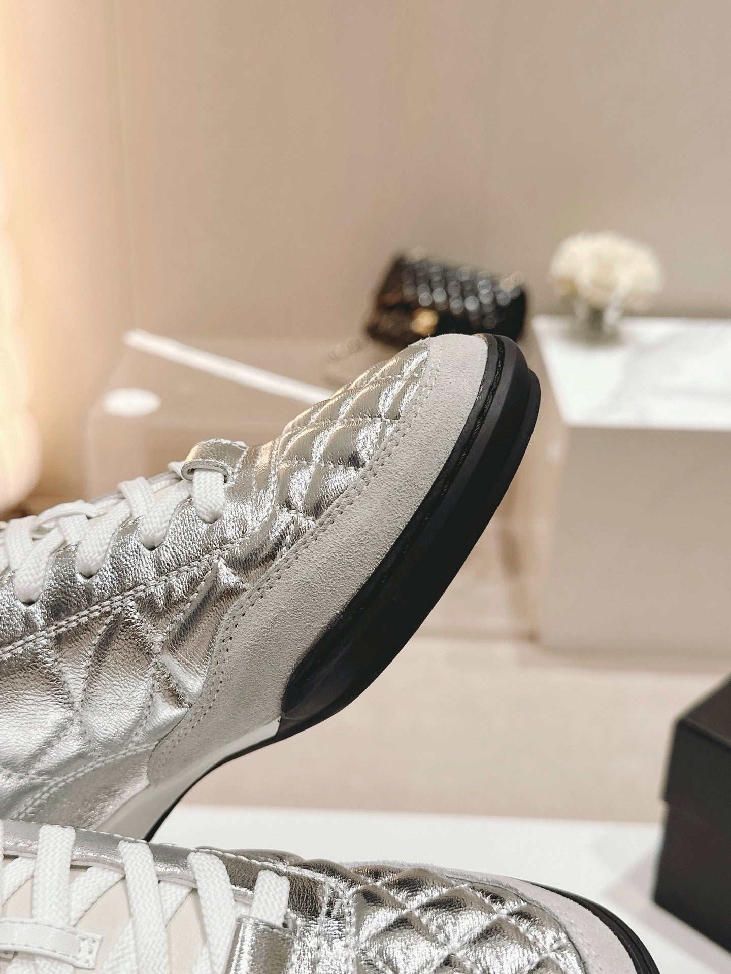 SNEAKERS IN GLOSSY SILVER LAMBSKIN、mysite、Cacoeks