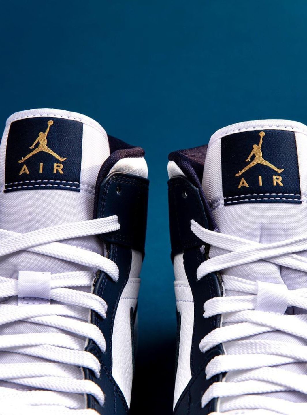 Air Jordan 1 Mid White Metallic Gold Obsidian、JORDAN、Cacoeks