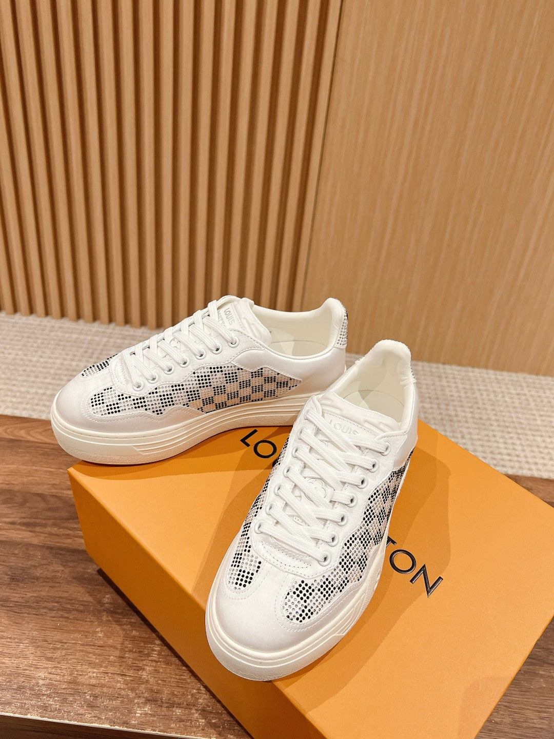 LV GROOVY SNEAKER IN WHITE DAMIER STRASS AND CALFSKIN、mysite、Cacoeks