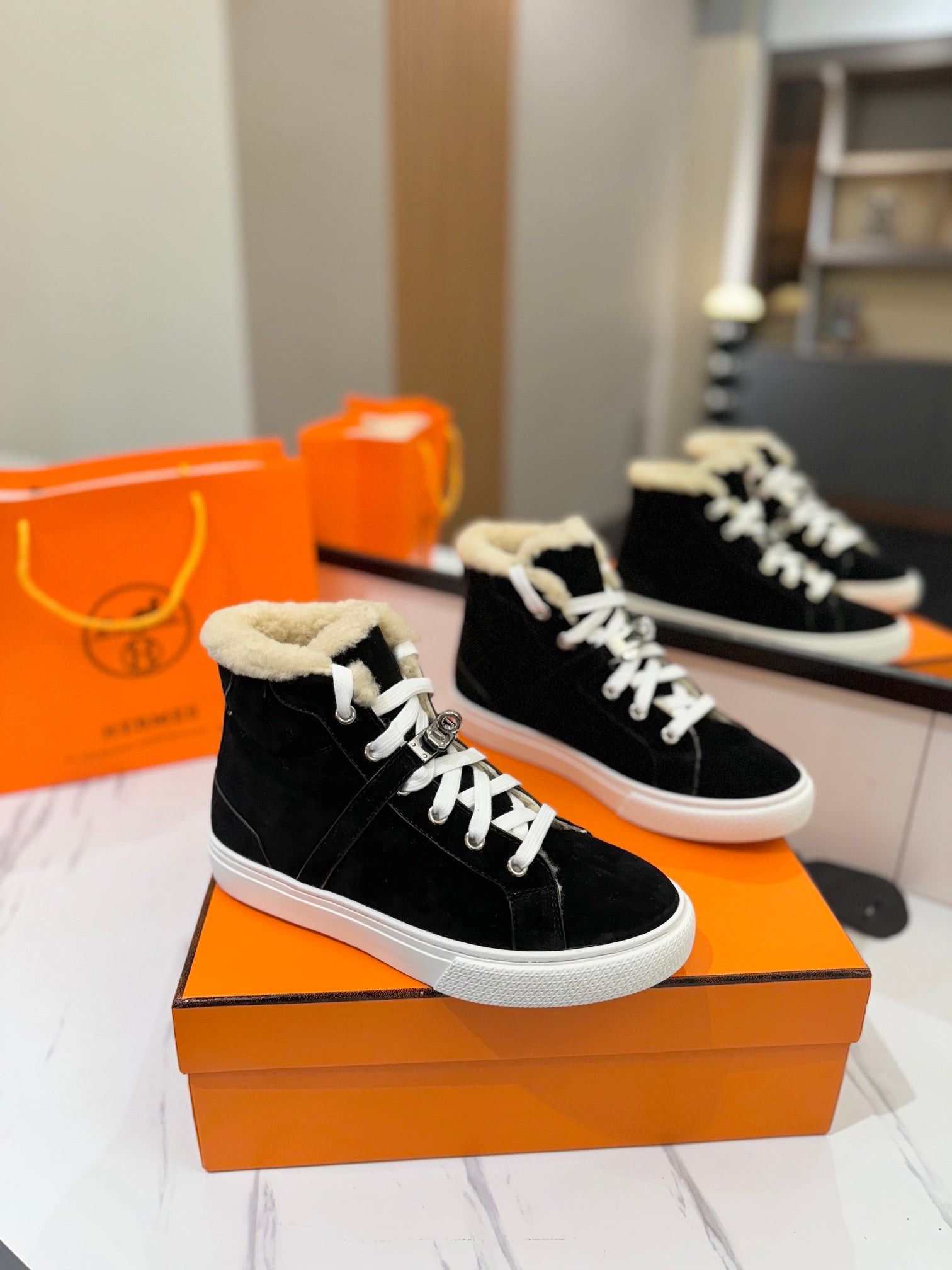 CHEALSEA BOOTS IN BLACK SUEDE AND FLEECE LINING、mysite、Cacoeks