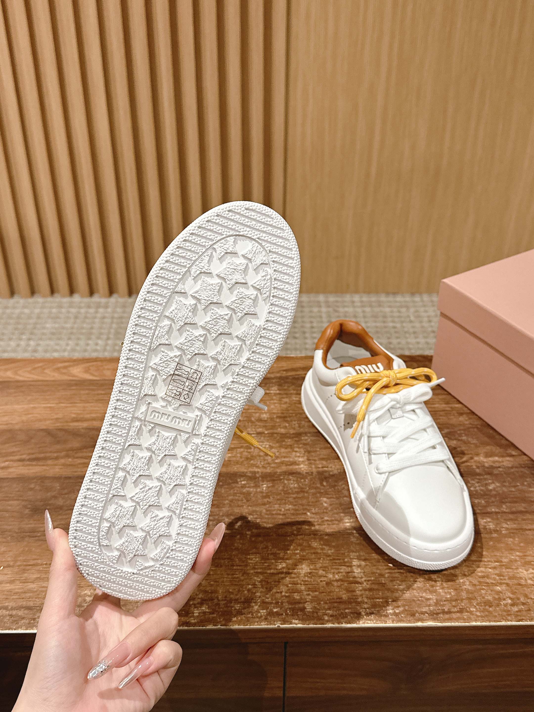 MM SNEAKERS IN WHITE CALFSKIN WITH YELLOW LACES、mysite、Cacoeks