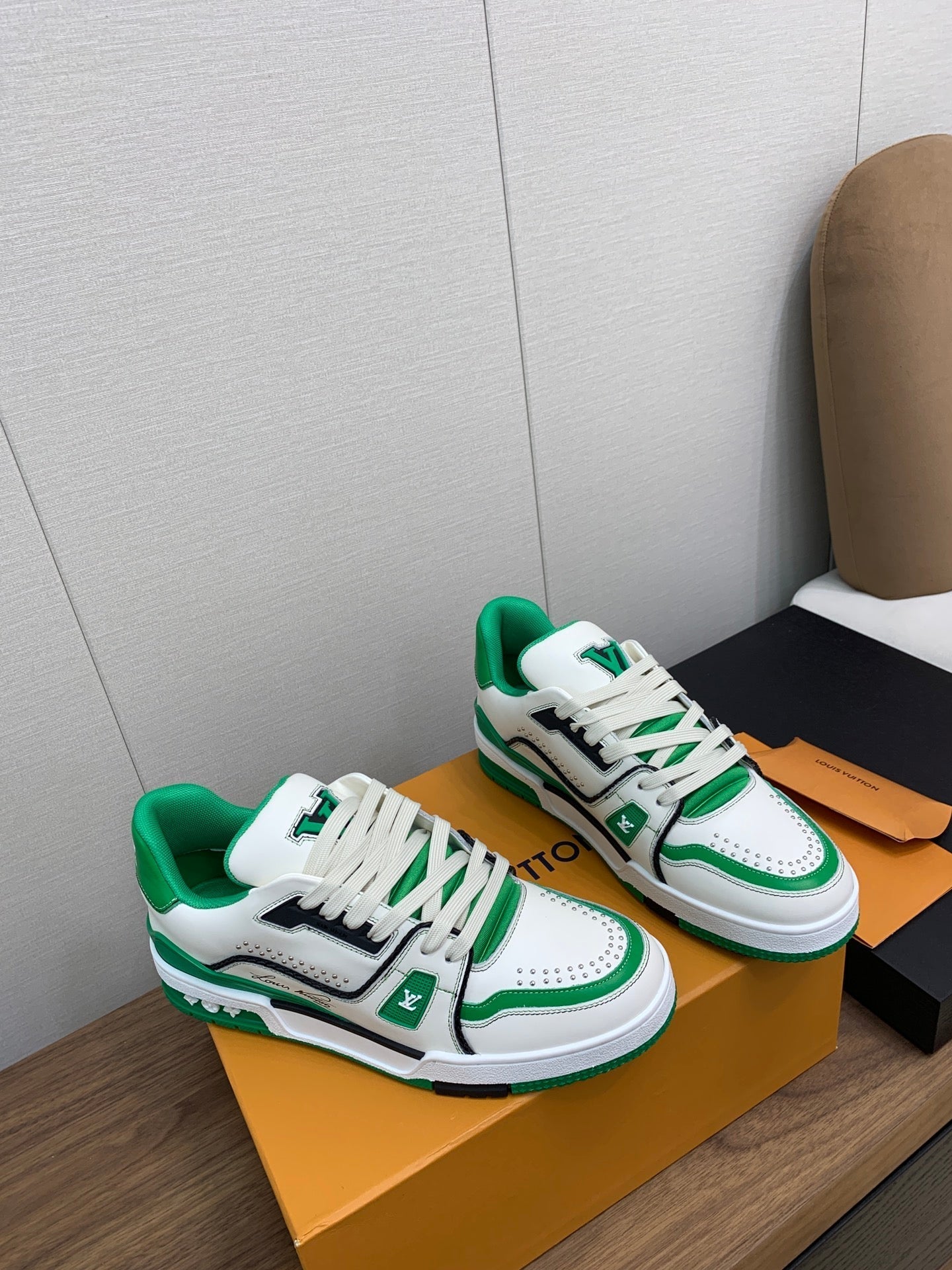 LV WOMEN'S TRAINER IN WHITE MIX GREEN CALFSKIN、mysite、Cacoeks