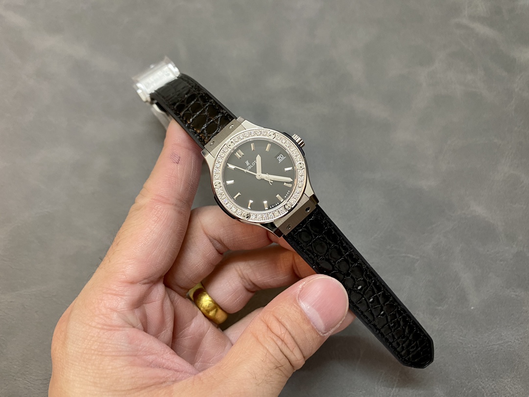 Hublot Classic Fusion 581.NX.1171.LR.1104 33mm Lady Watch-fasswatch