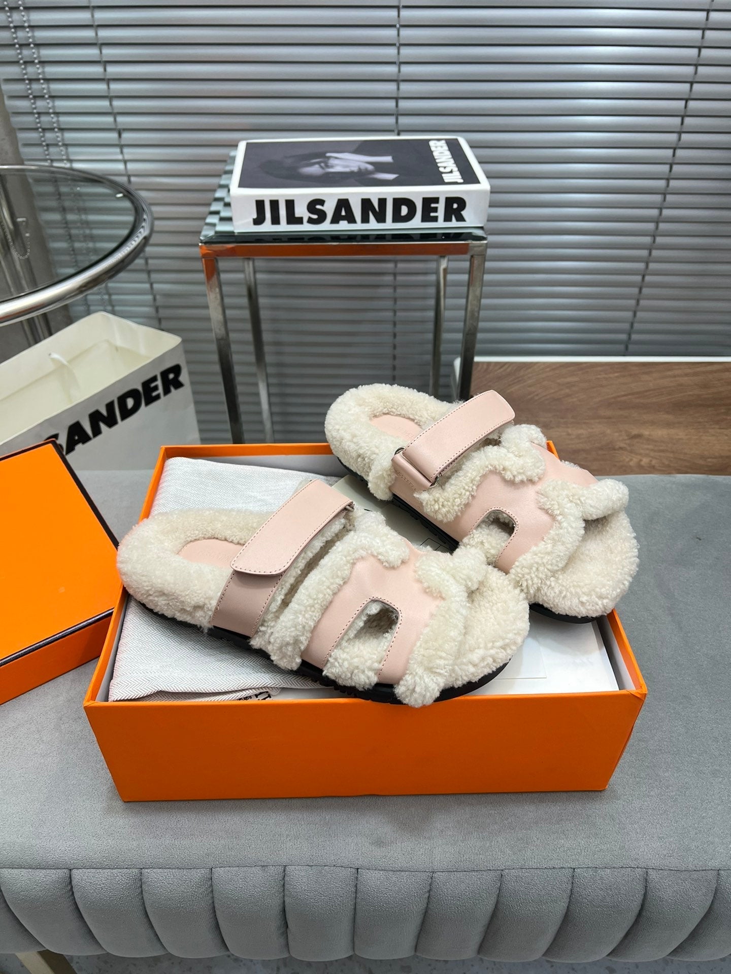 CHYPRE SLIPPERS IN BEIGE LAMB WOOL AND BABY PINK CALFSKIN、mysite、Cacoeks