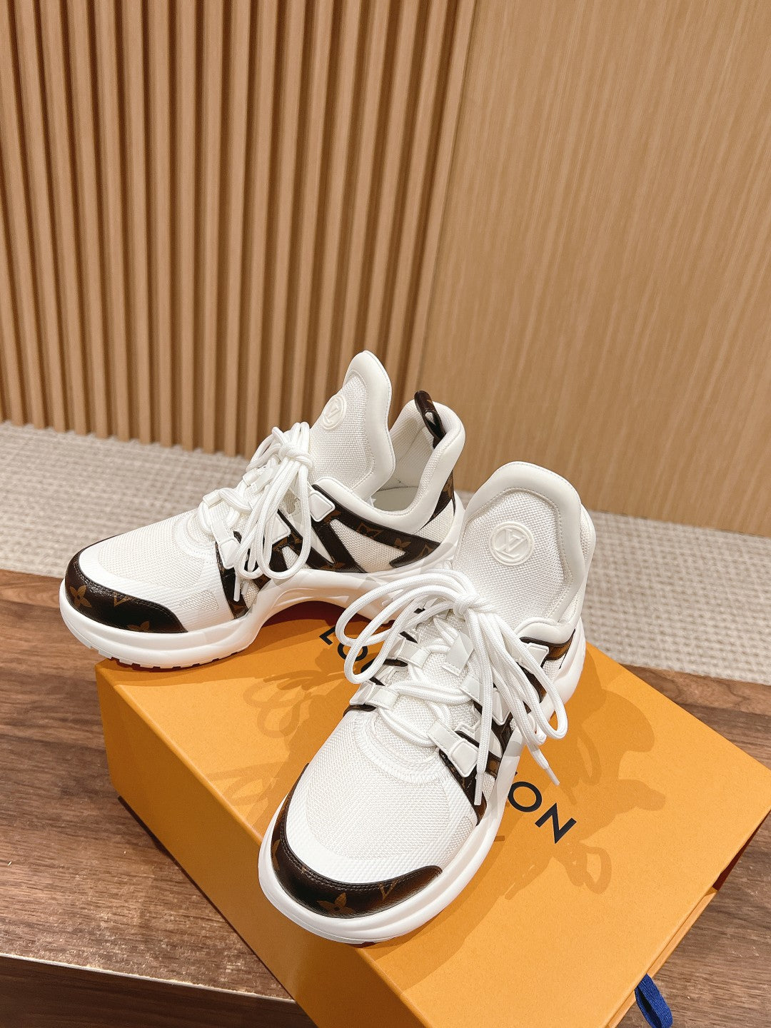 LV ARCHLIGHT SNEAKER IN WHITE CANVAS AND CHOCOLATE BROWN MONOGRAM CALFSKIN、mysite、Cacoeks