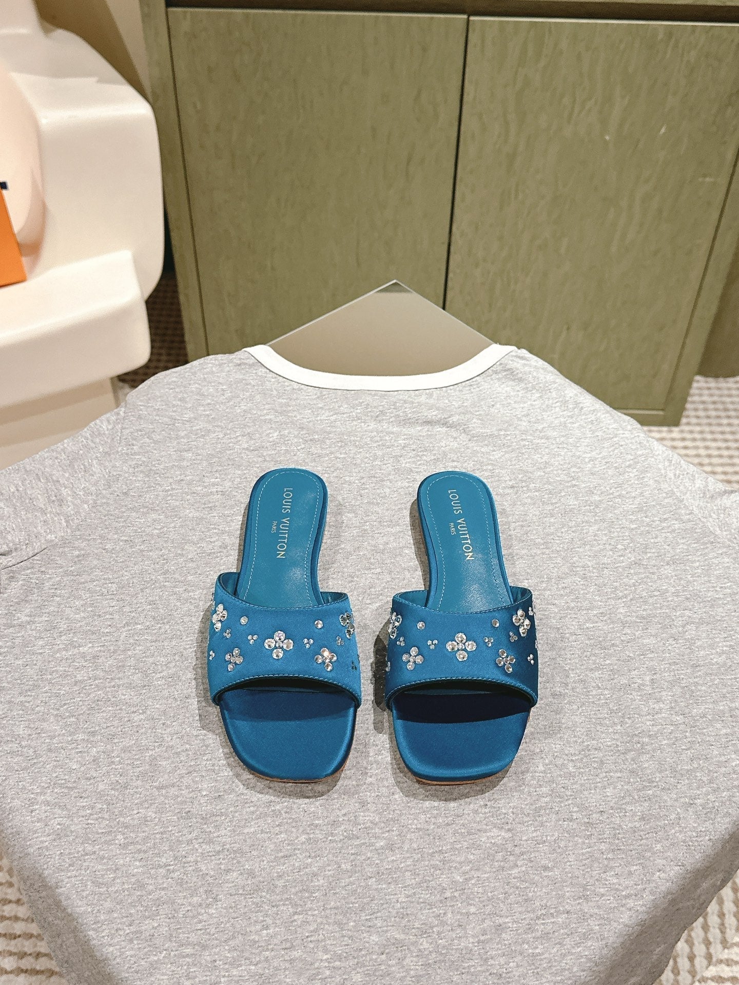 LV WOMEN FLAT MULE IN COBALT BLUE SATIN WITH RHINESTONE、mysite、Cacoeks