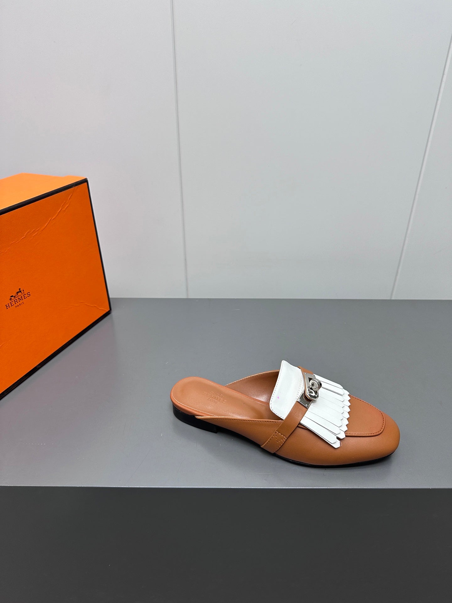 0Z MULE IN BRONZE BROWN LAMBSKIN WITH WHITE FRINGE DETAIL、mysite、Cacoeks