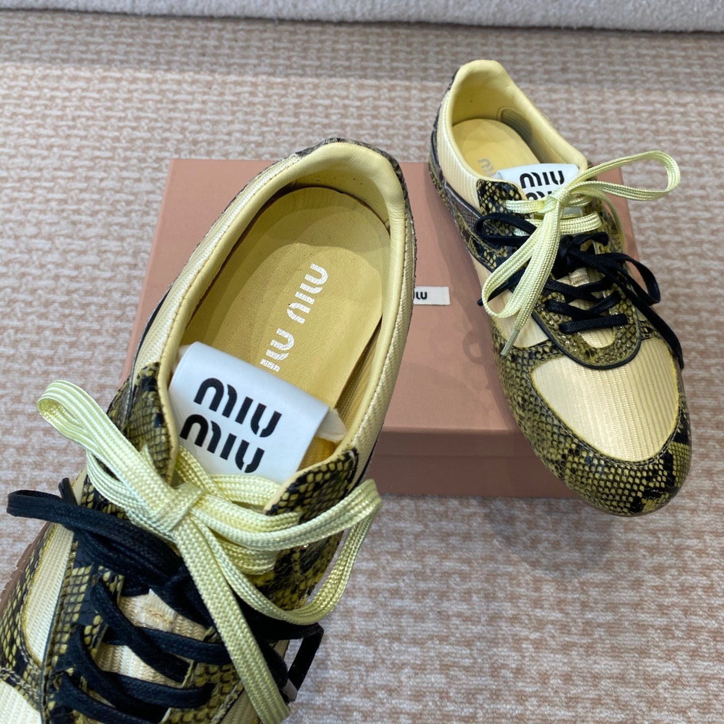 GYMNASIUM SNEAKER IN YELLOW FABRIC SNAKE EFFECT CALFSKIN、mysite、Cacoeks