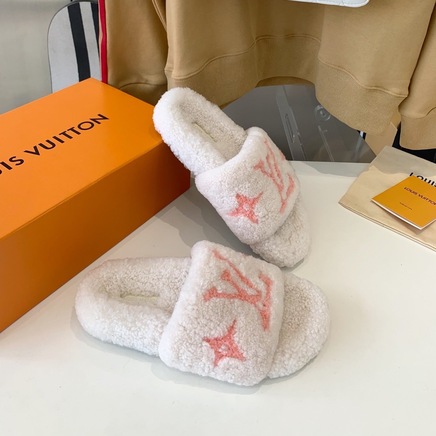 LV WOMEN'S PASEO FLAT SLIPPER IN WHITE FLEECE WITH LIGHT PINK LOGO、mysite、Cacoeks