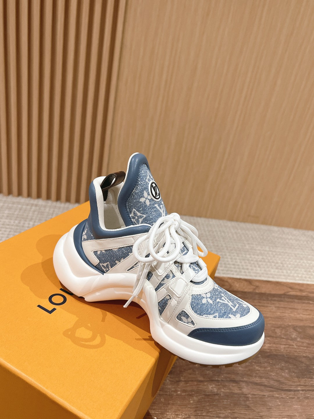 LV ARCHLIGHT SNEAKER IN WHITE MIX AEGEAN BLUE CALFSKIN AND MONOGRAM DENIM、mysite、Cacoeks