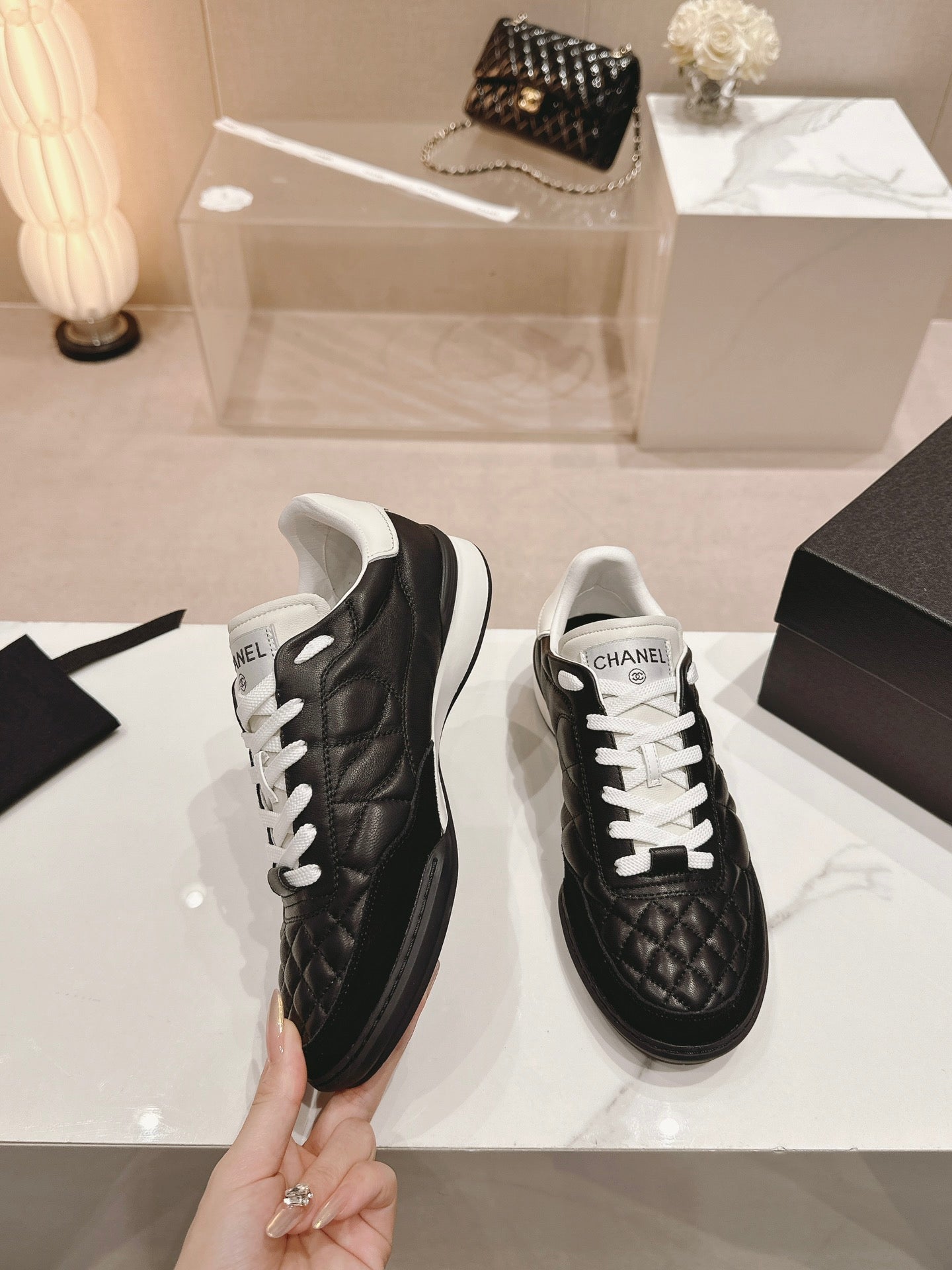 SNEAKERS IN GLOSSY BLACK LAMBSKIN、mysite、Cacoeks