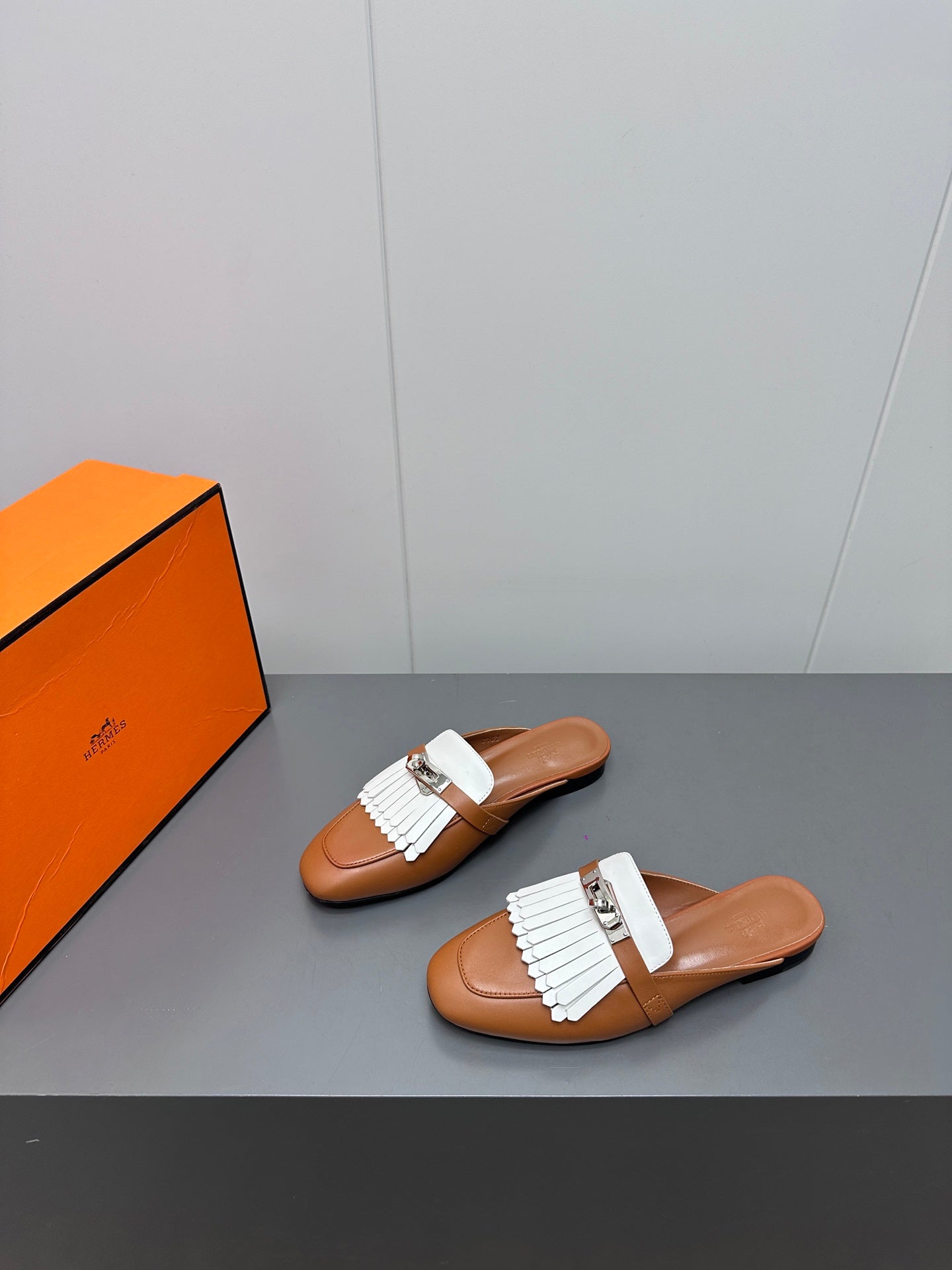 0Z MULE IN BRONZE BROWN LAMBSKIN WITH WHITE FRINGE DETAIL、mysite、Cacoeks