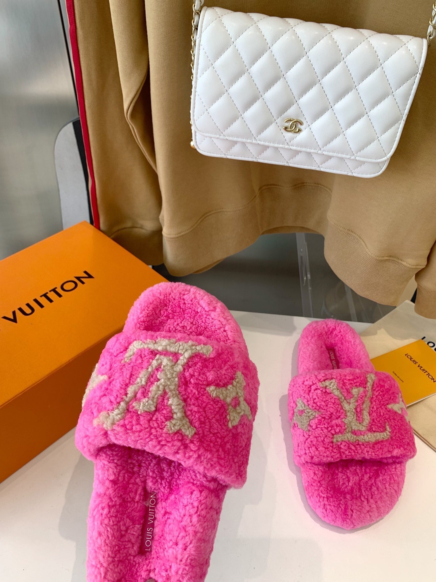 LV WOMEN'S PASEO FLAT SLIPPER IN BRIGHT PINK FLEECE WITH TAN BROWN LOGO、mysite、Cacoeks